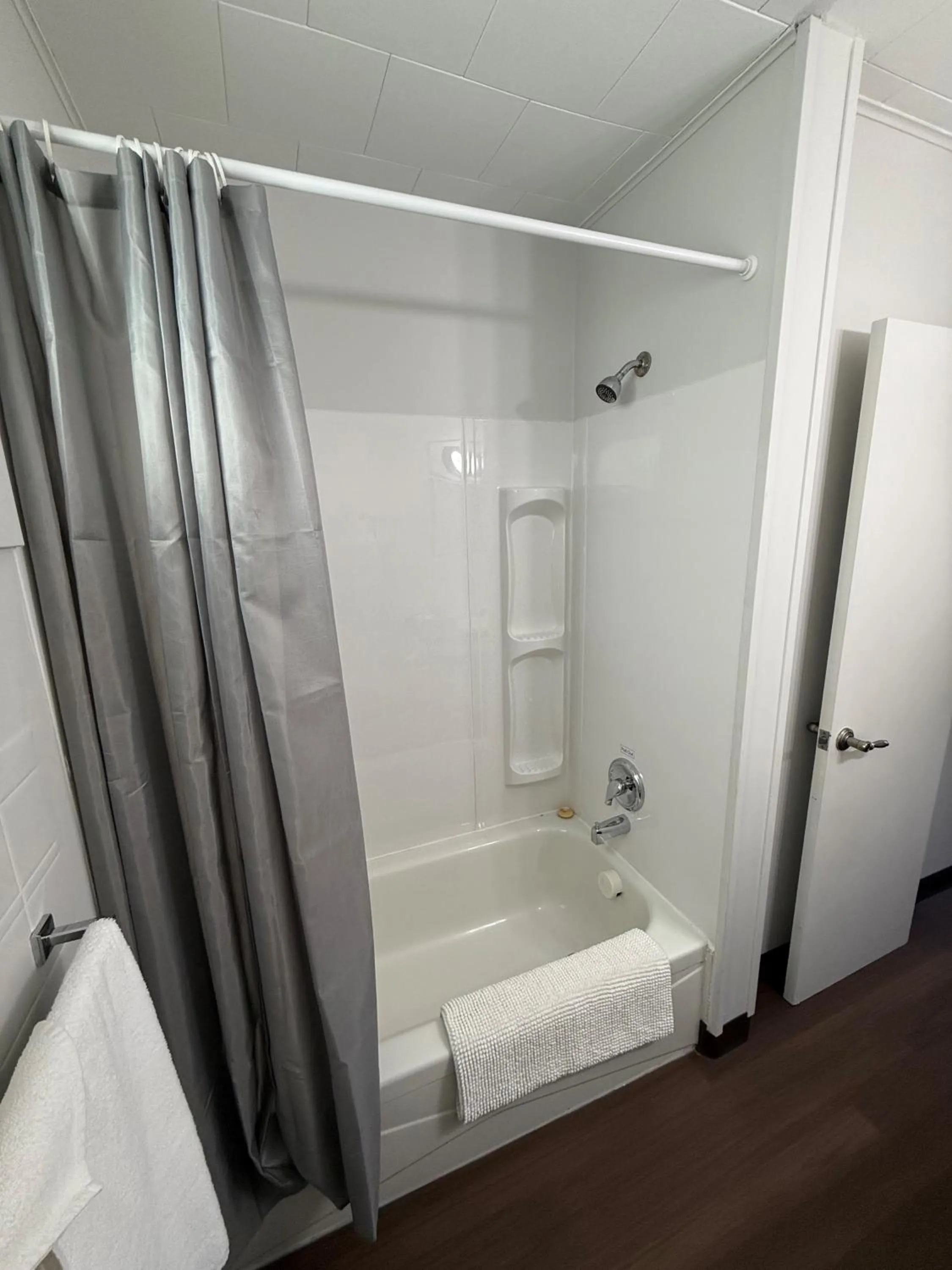 Bathroom in New Country Motel