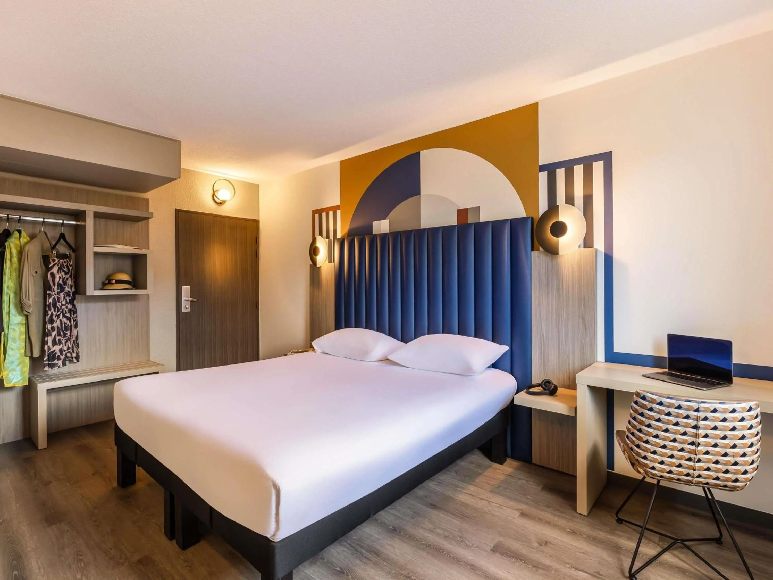 Bedroom, Bed in ibis Styles Saint-Quentin