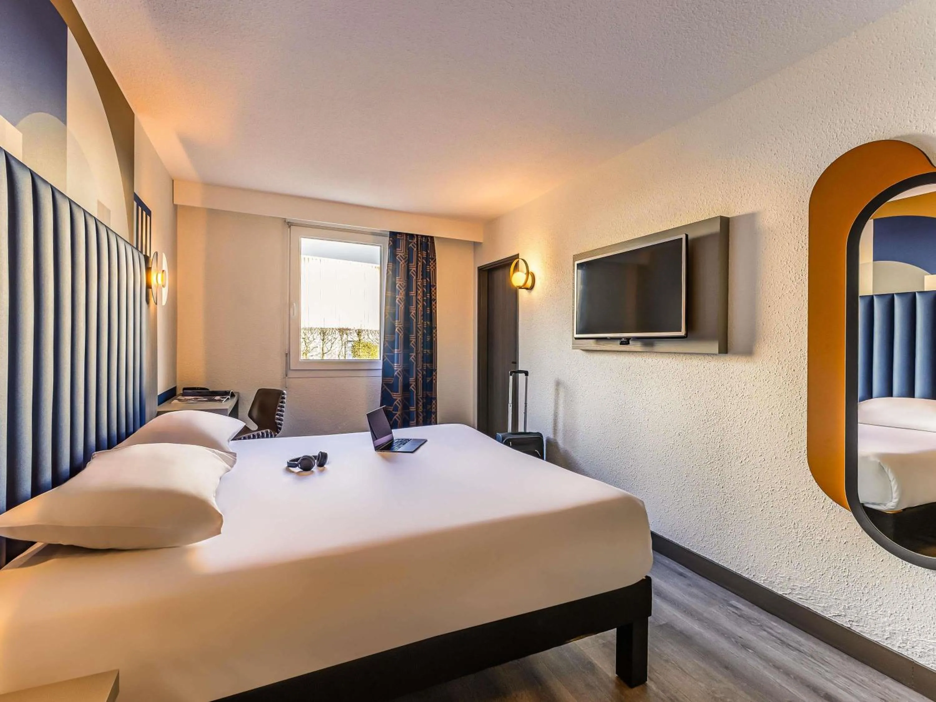 Bedroom, Bed in ibis Styles Saint-Quentin