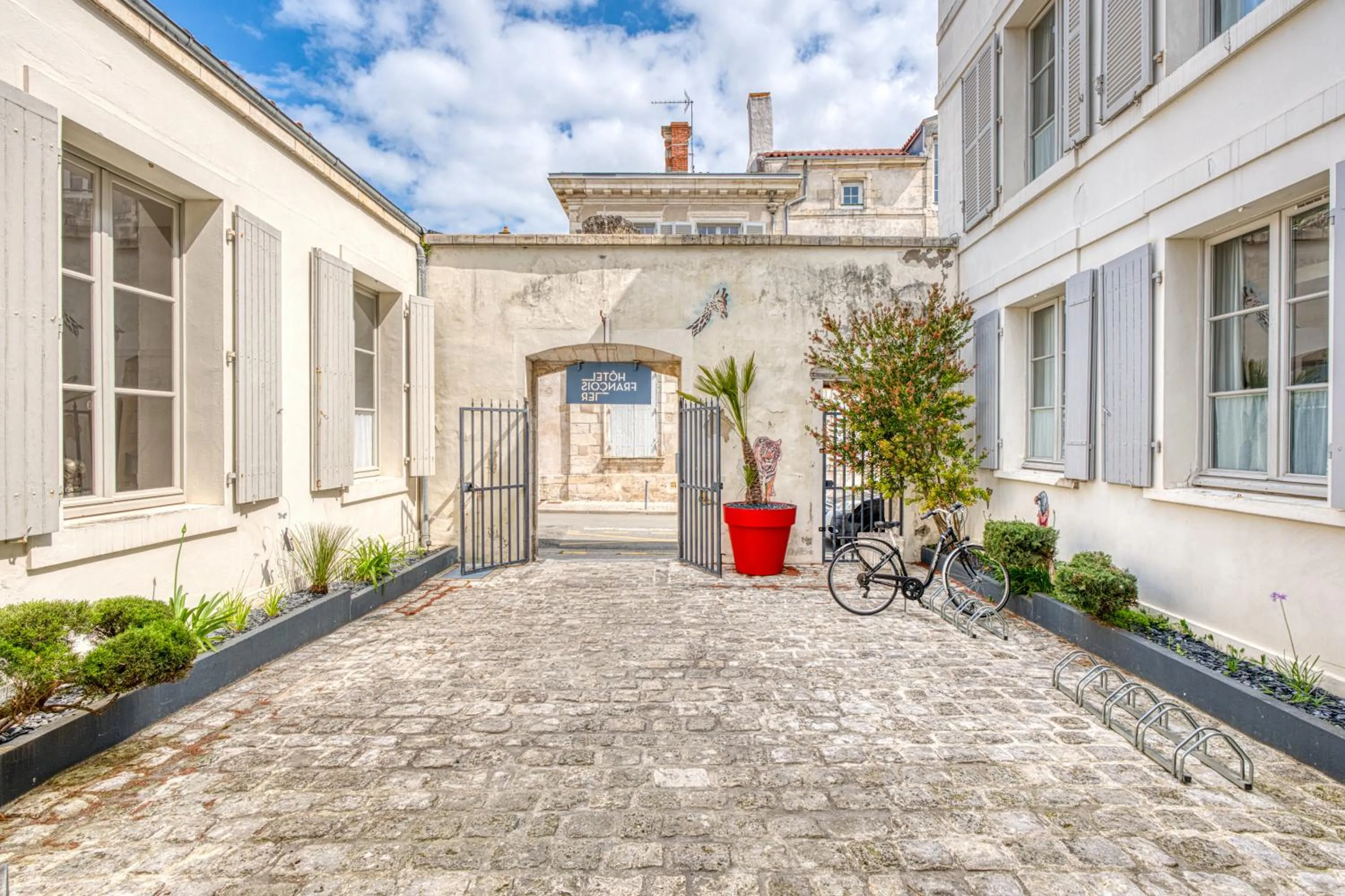 Facade/entrance in Hôtel François 1er