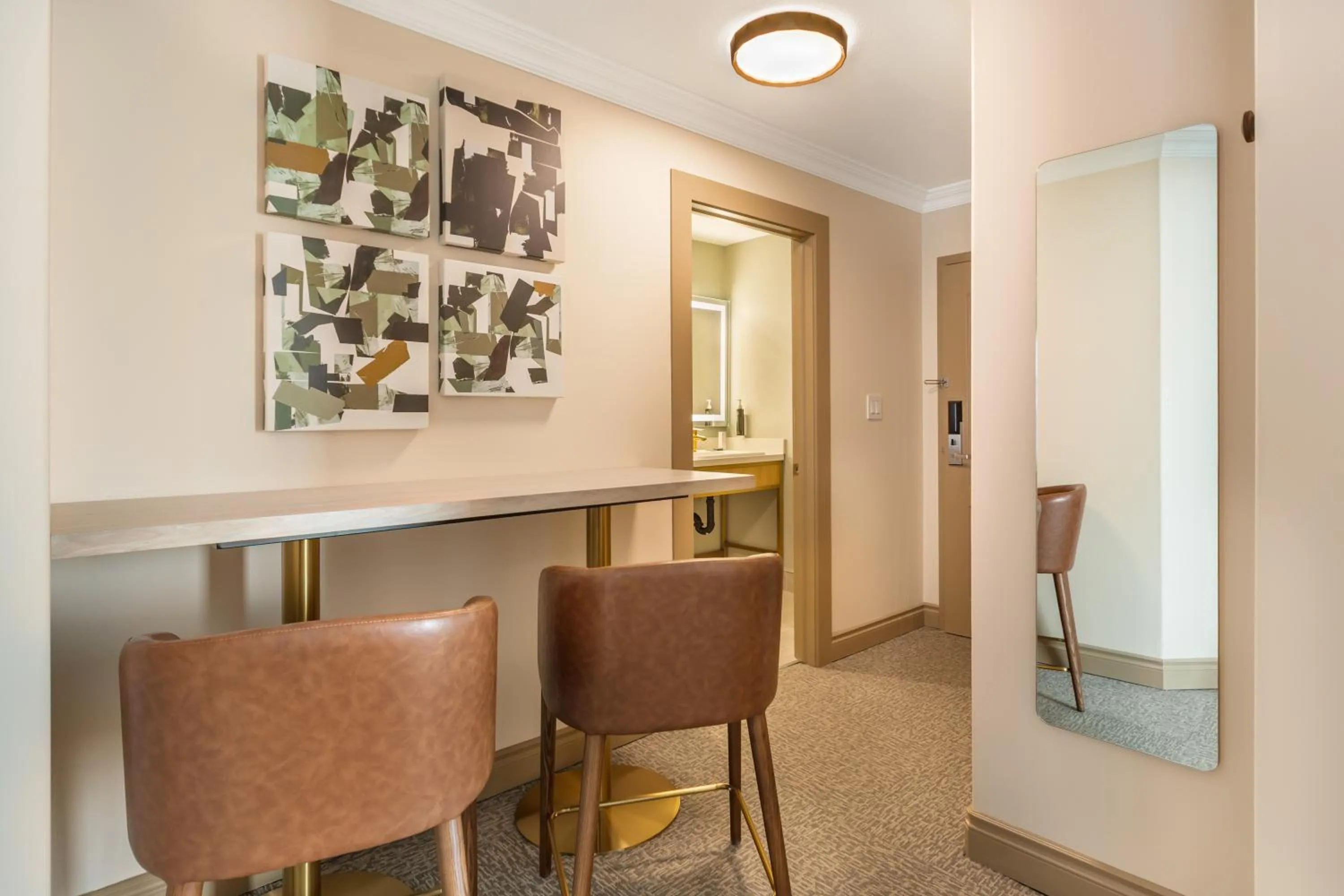 Dining area in Velora Hinton, an Ascend Collection Hotel