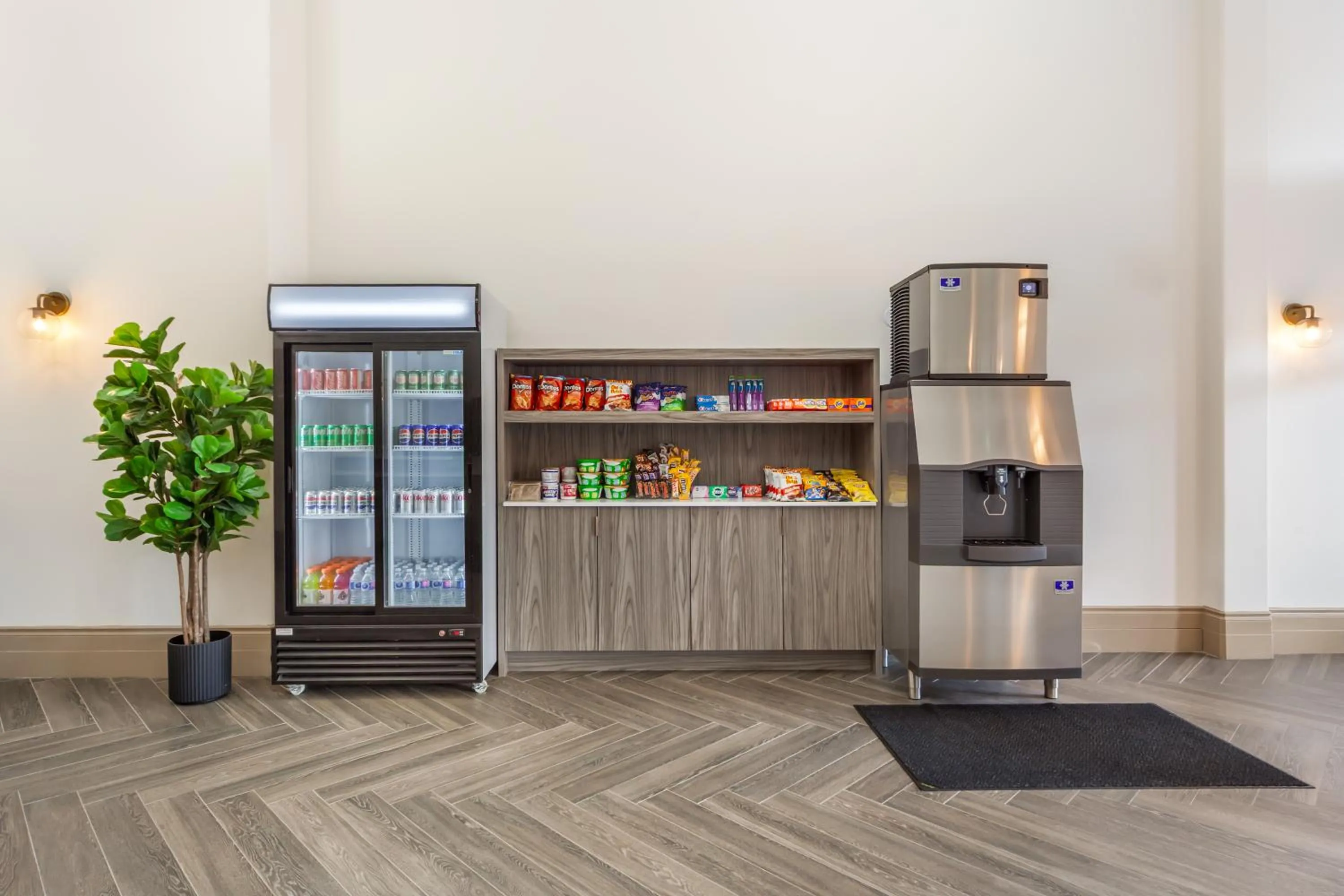 Supermarket/grocery shop in Velora Hinton, an Ascend Collection Hotel