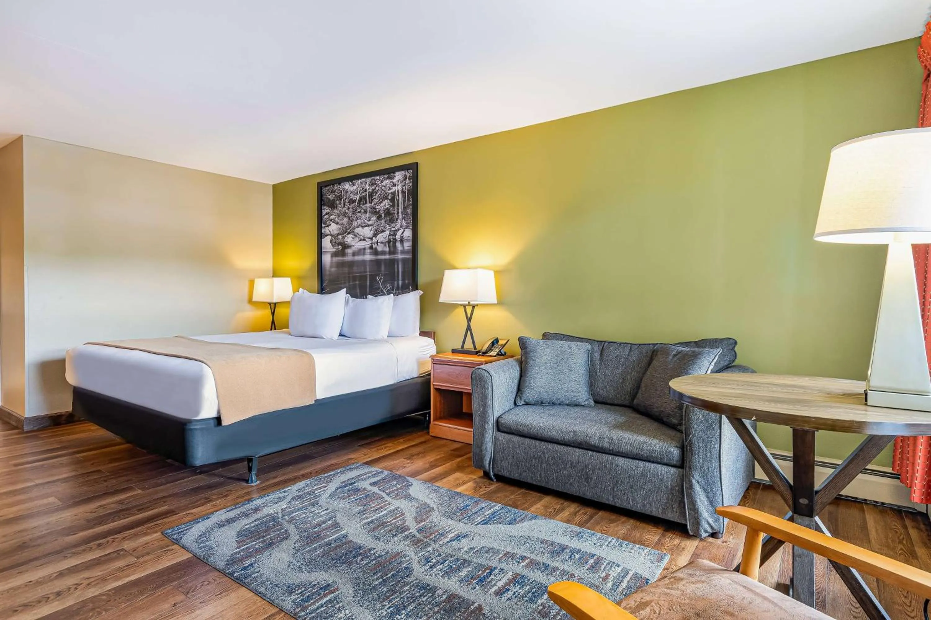 Photo of the whole room, Bed in Super 8 by Wyndham Lake George/Downtown