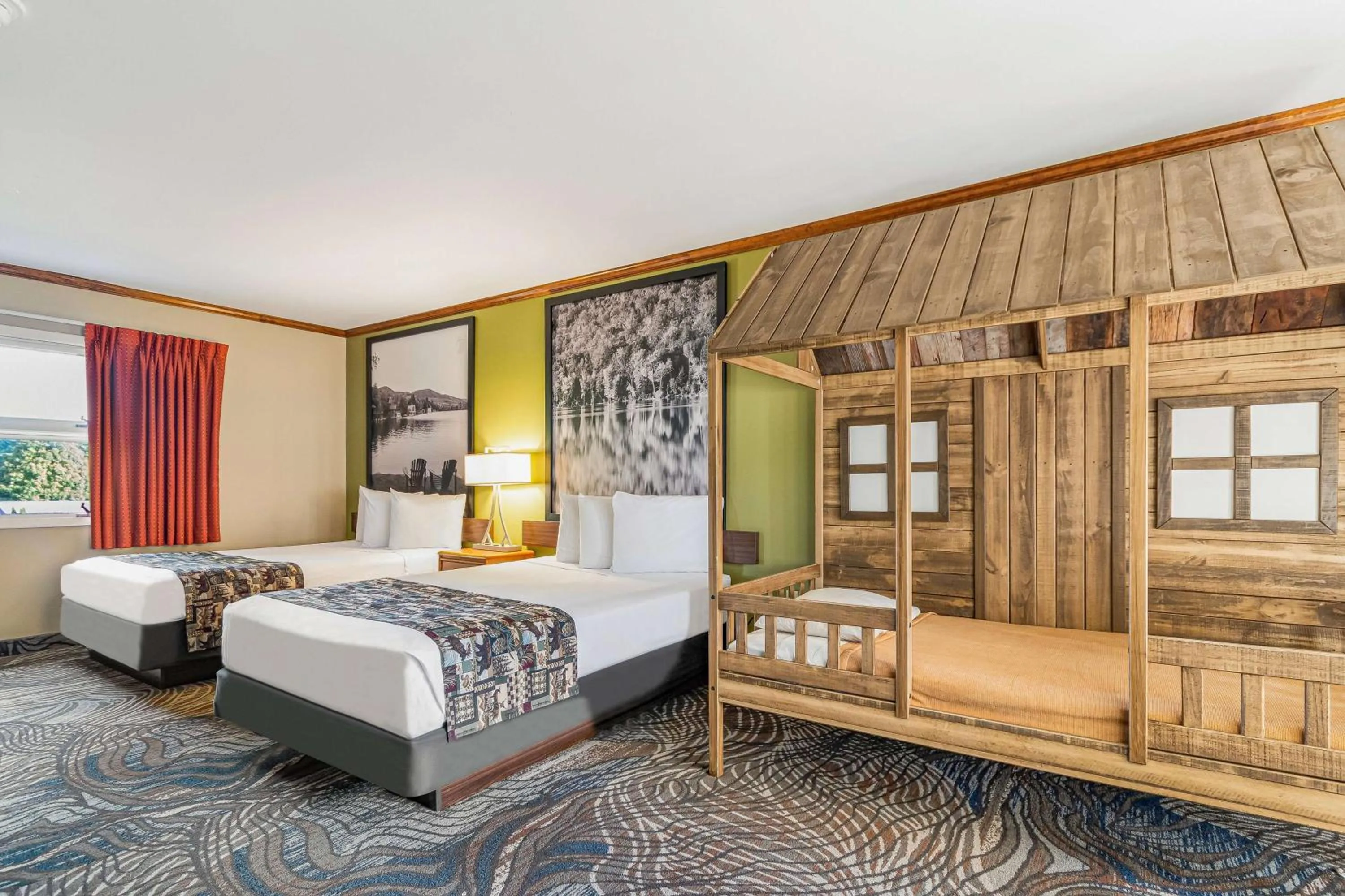 Photo of the whole room, Bed in Super 8 by Wyndham Lake George/Downtown