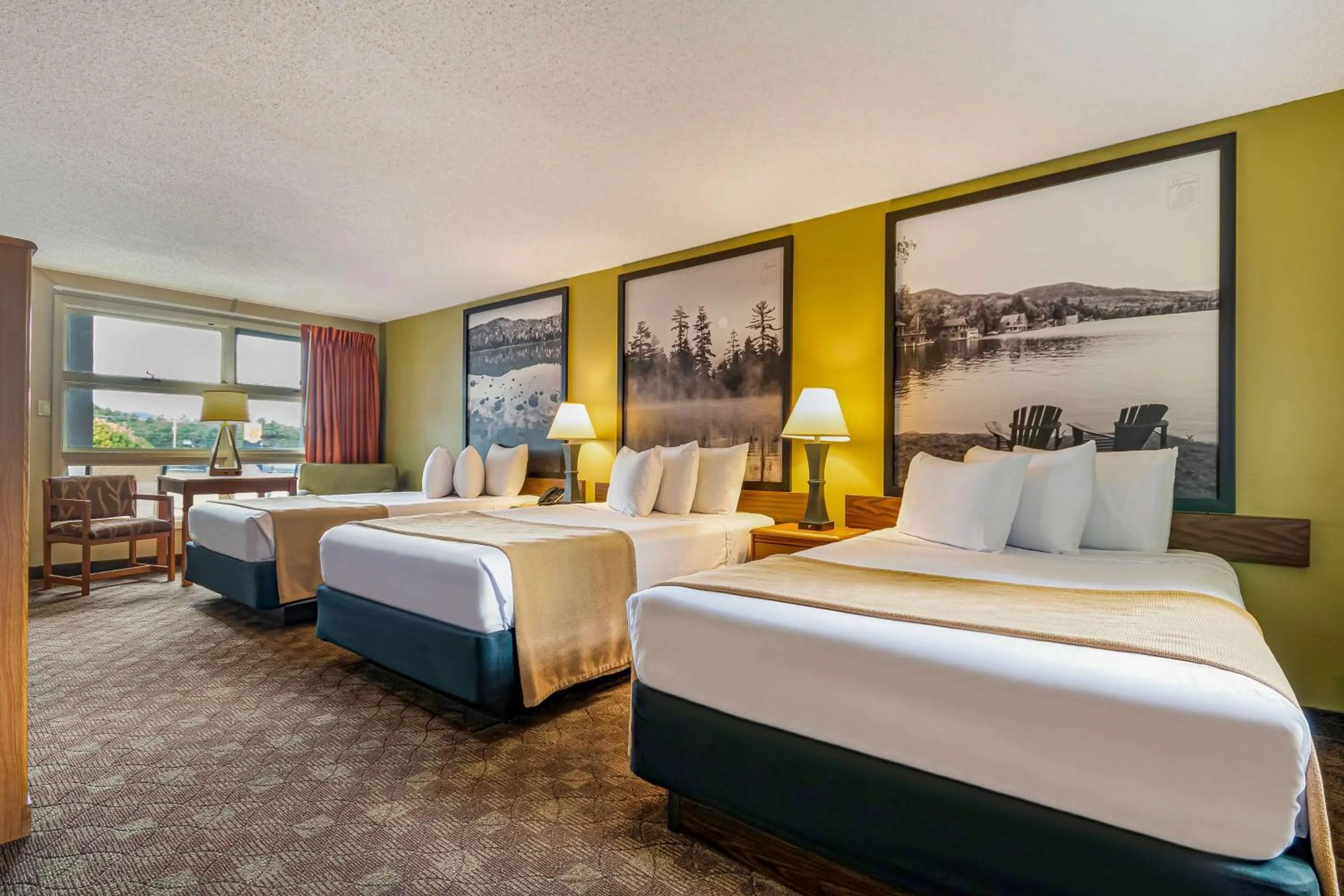 Photo of the whole room, Bed in Super 8 by Wyndham Lake George/Downtown