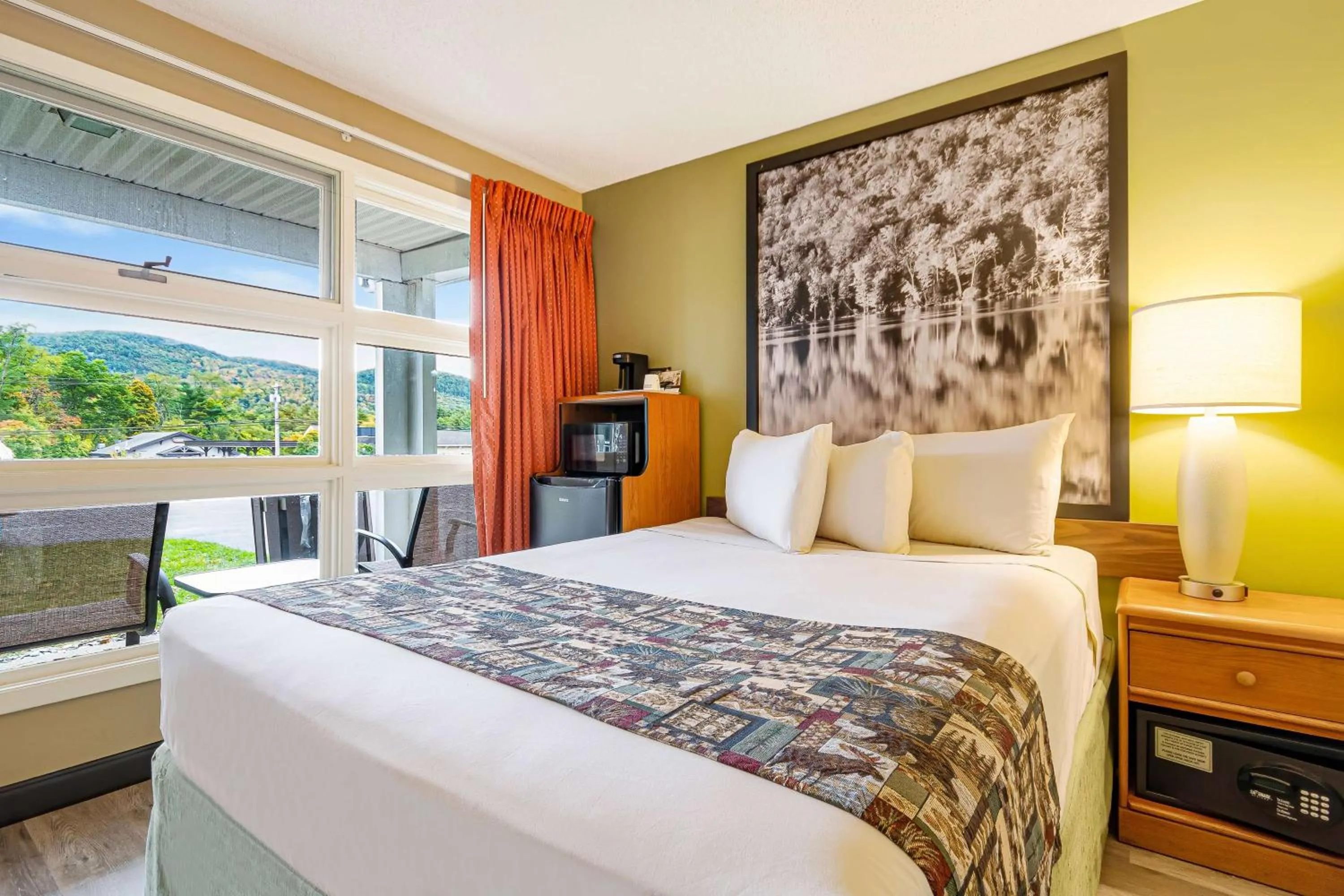 Photo of the whole room, Bed in Super 8 by Wyndham Lake George/Downtown