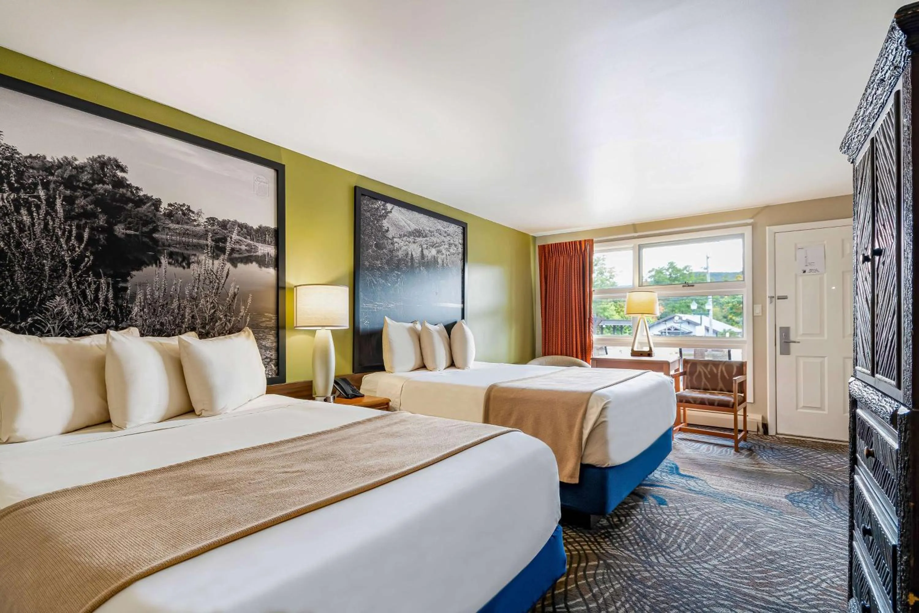 Photo of the whole room, Bed in Super 8 by Wyndham Lake George/Downtown