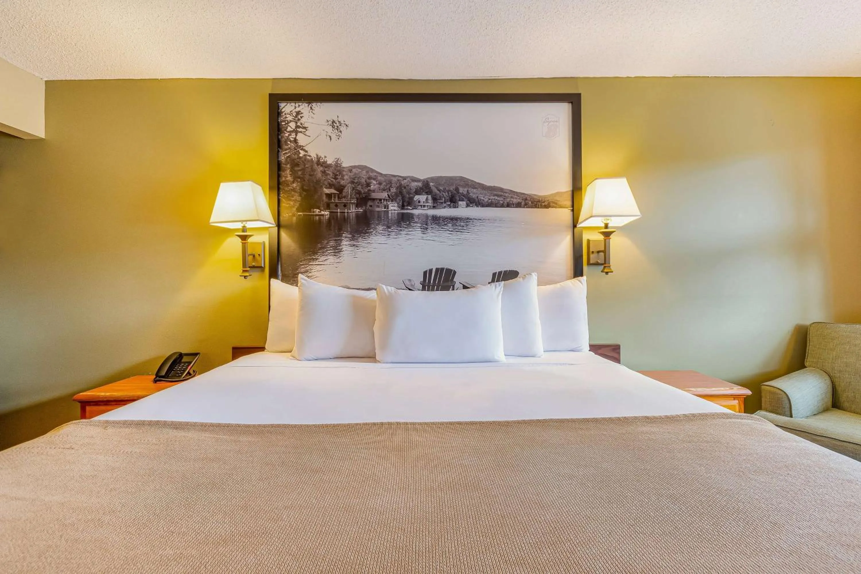 Photo of the whole room, Bed in Super 8 by Wyndham Lake George/Downtown