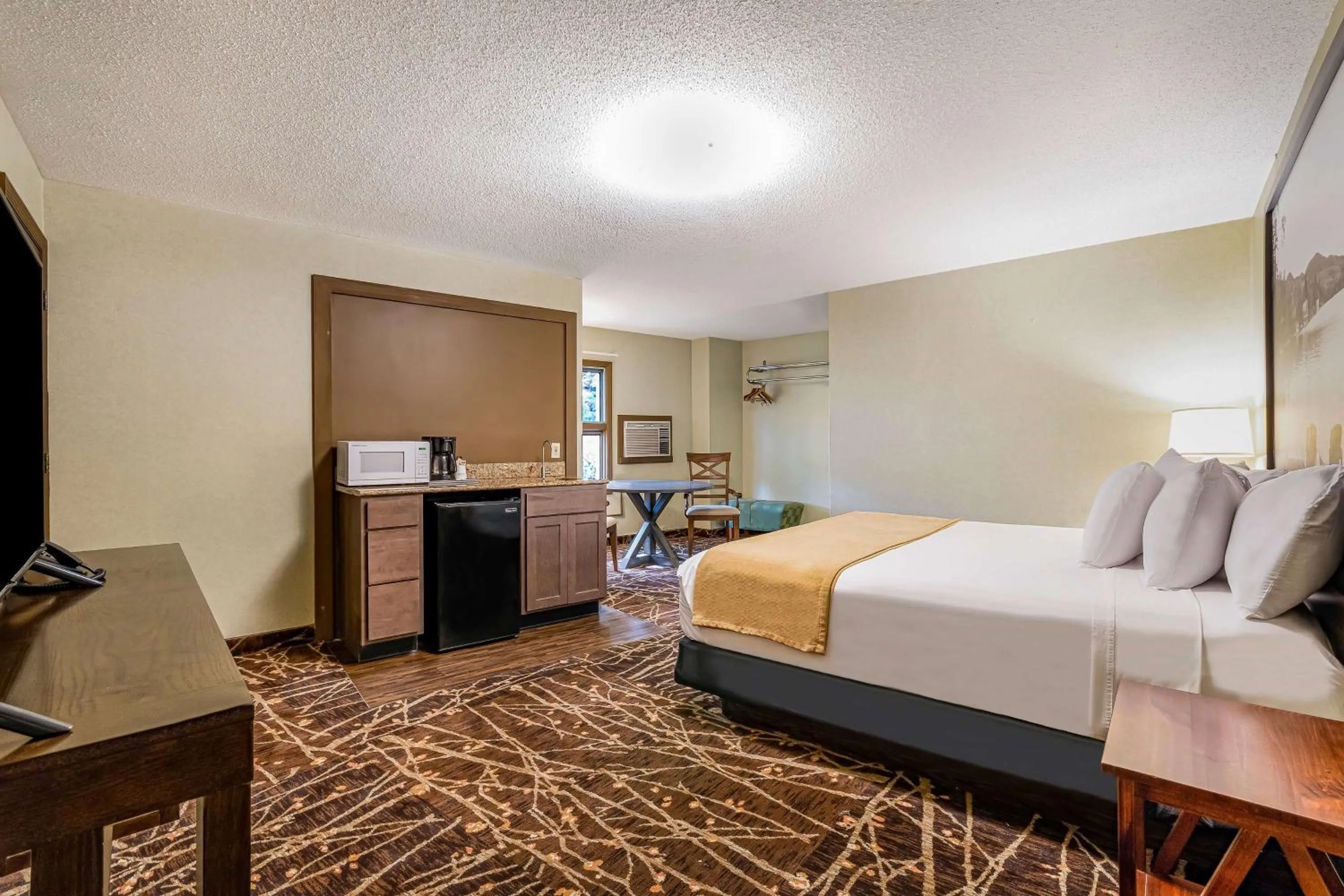 Photo of the whole room, Bed in Super 8 by Wyndham Lake George/Downtown