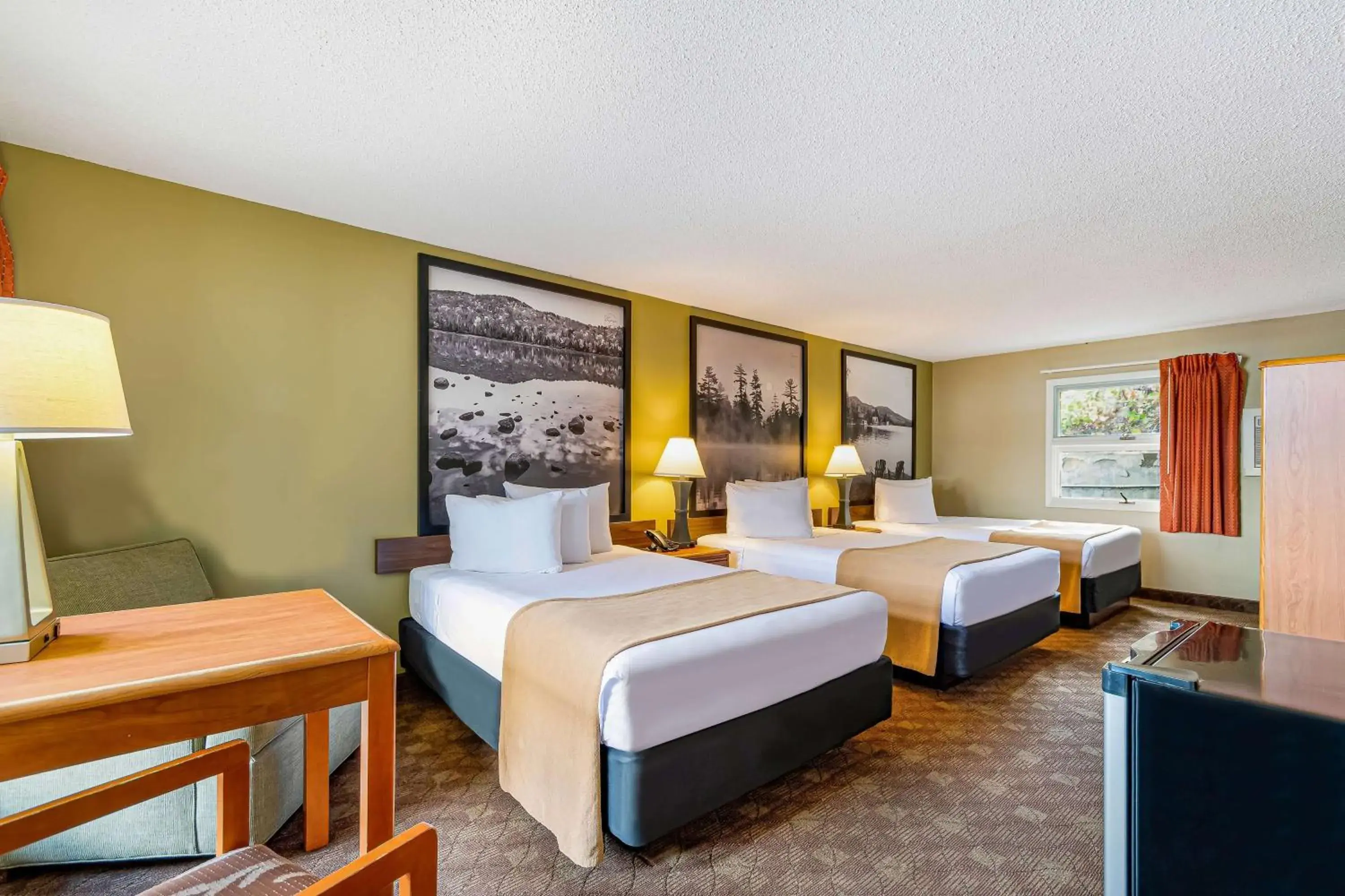 Photo of the whole room, Bed in Super 8 by Wyndham Lake George/Downtown Photo of the whole room, Bed in Super 8 by Wyndham Lake George/Downtown