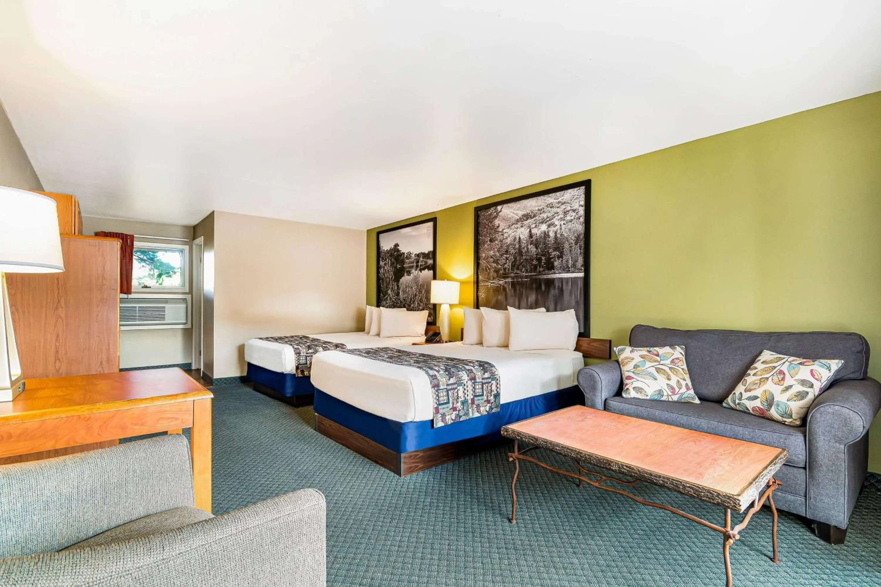 Photo of the whole room, Bed in Super 8 by Wyndham Lake George/Downtown