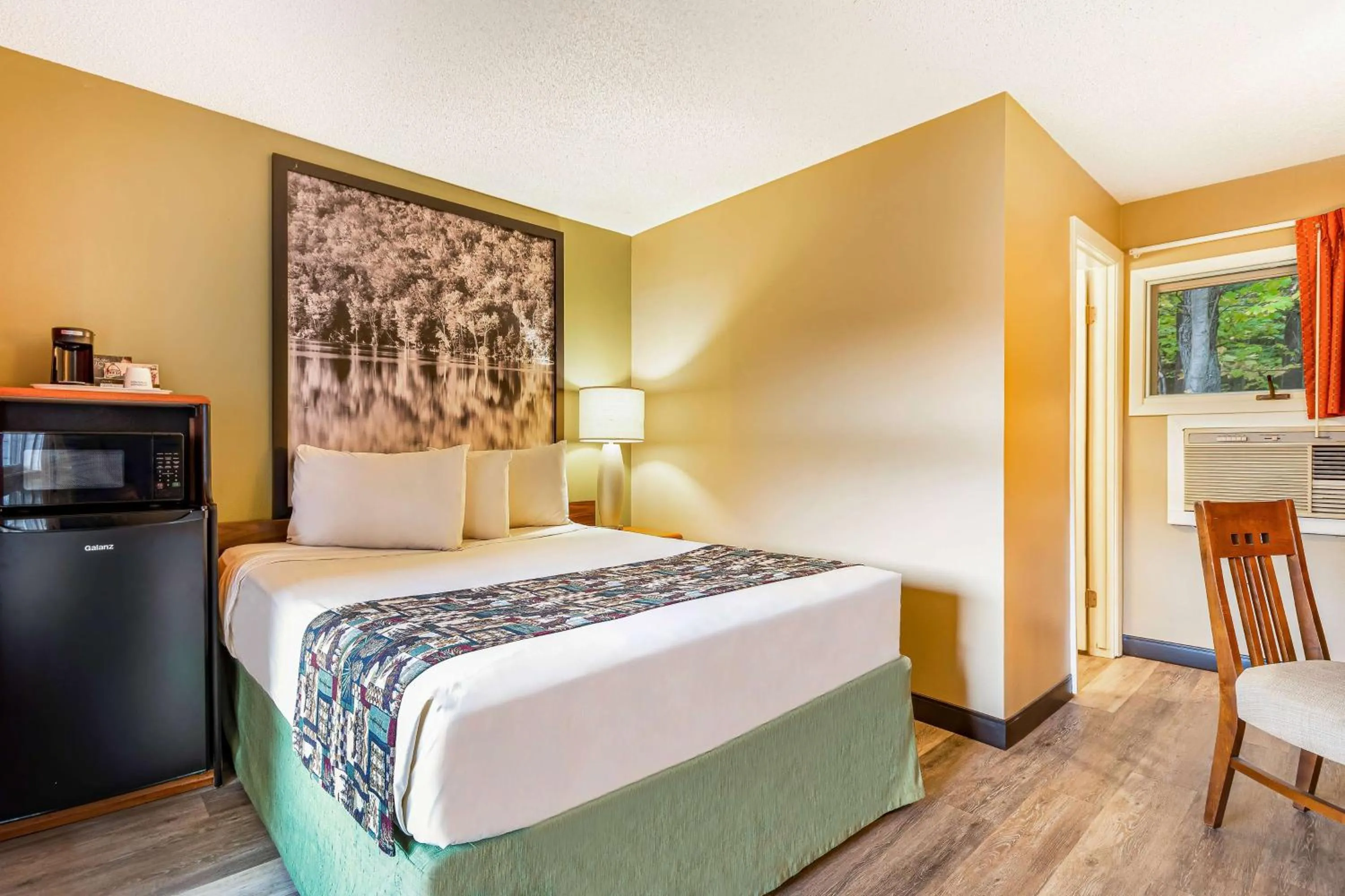 Photo of the whole room, Bed in Super 8 by Wyndham Lake George/Downtown