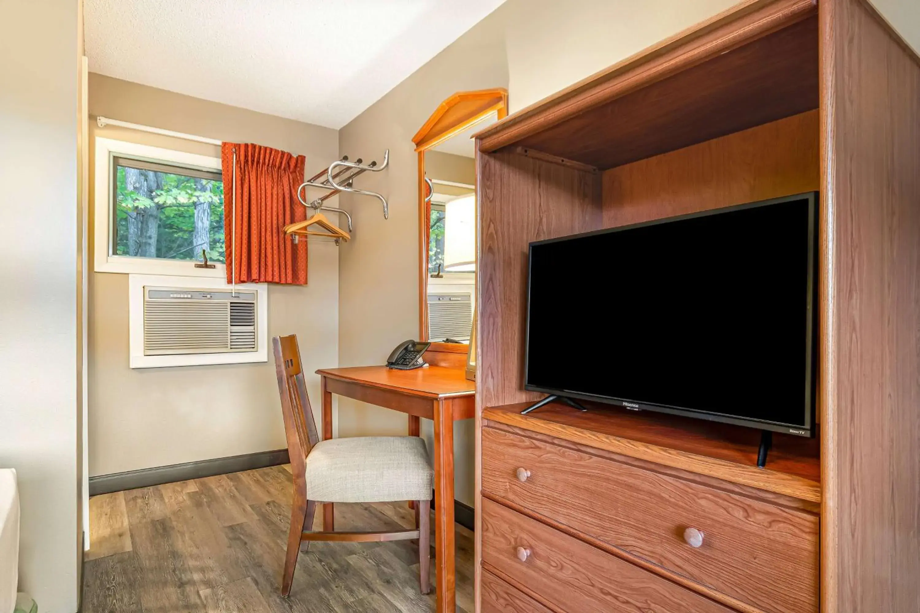 1 Queen Bed, Pool View, Non-Smoking in Super 8 by Wyndham Lake George/Downtown 1 Queen Bed, Pool View, Non-Smoking in Super 8 by Wyndham Lake George/Downtown