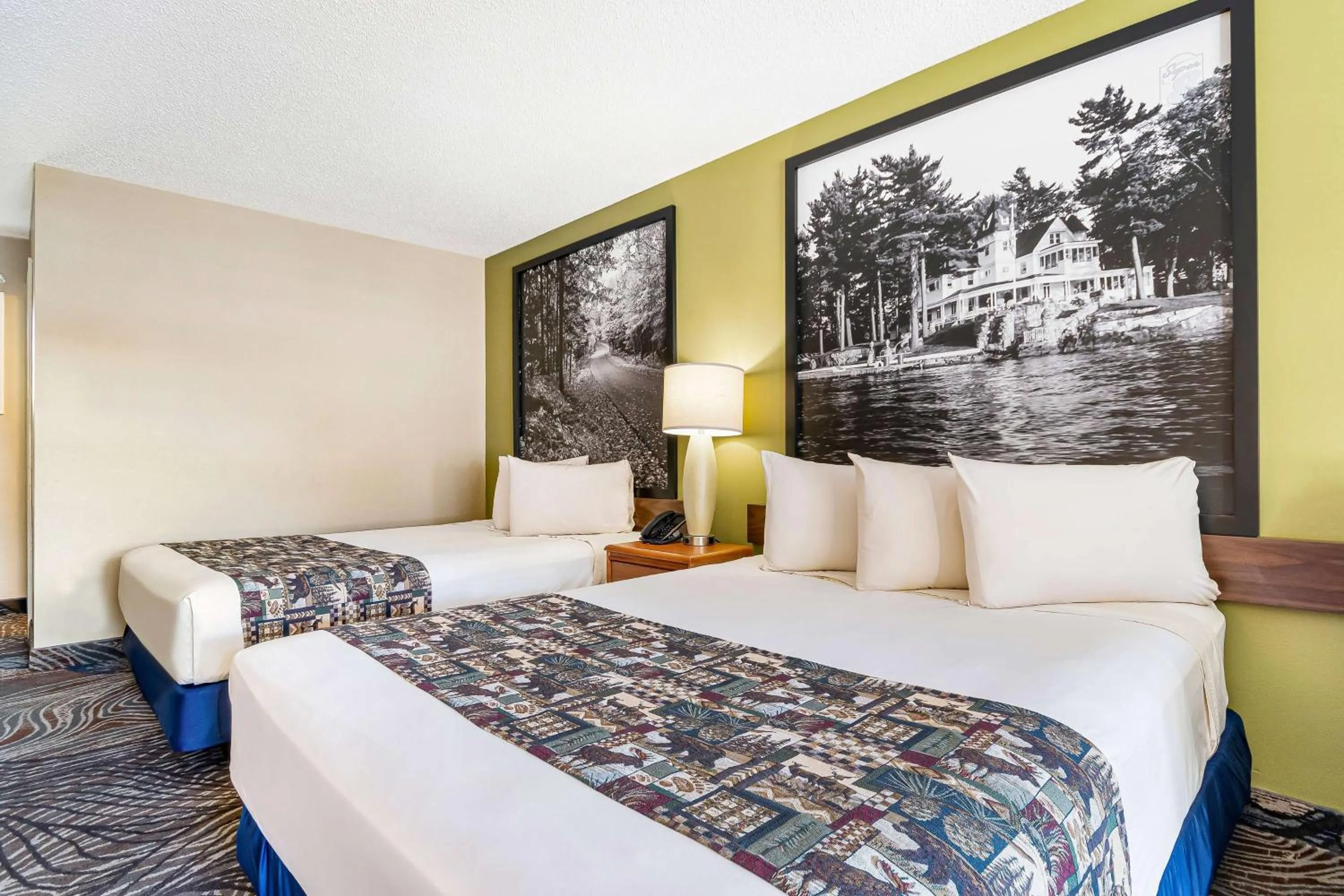 Photo of the whole room, Bed in Super 8 by Wyndham Lake George/Downtown