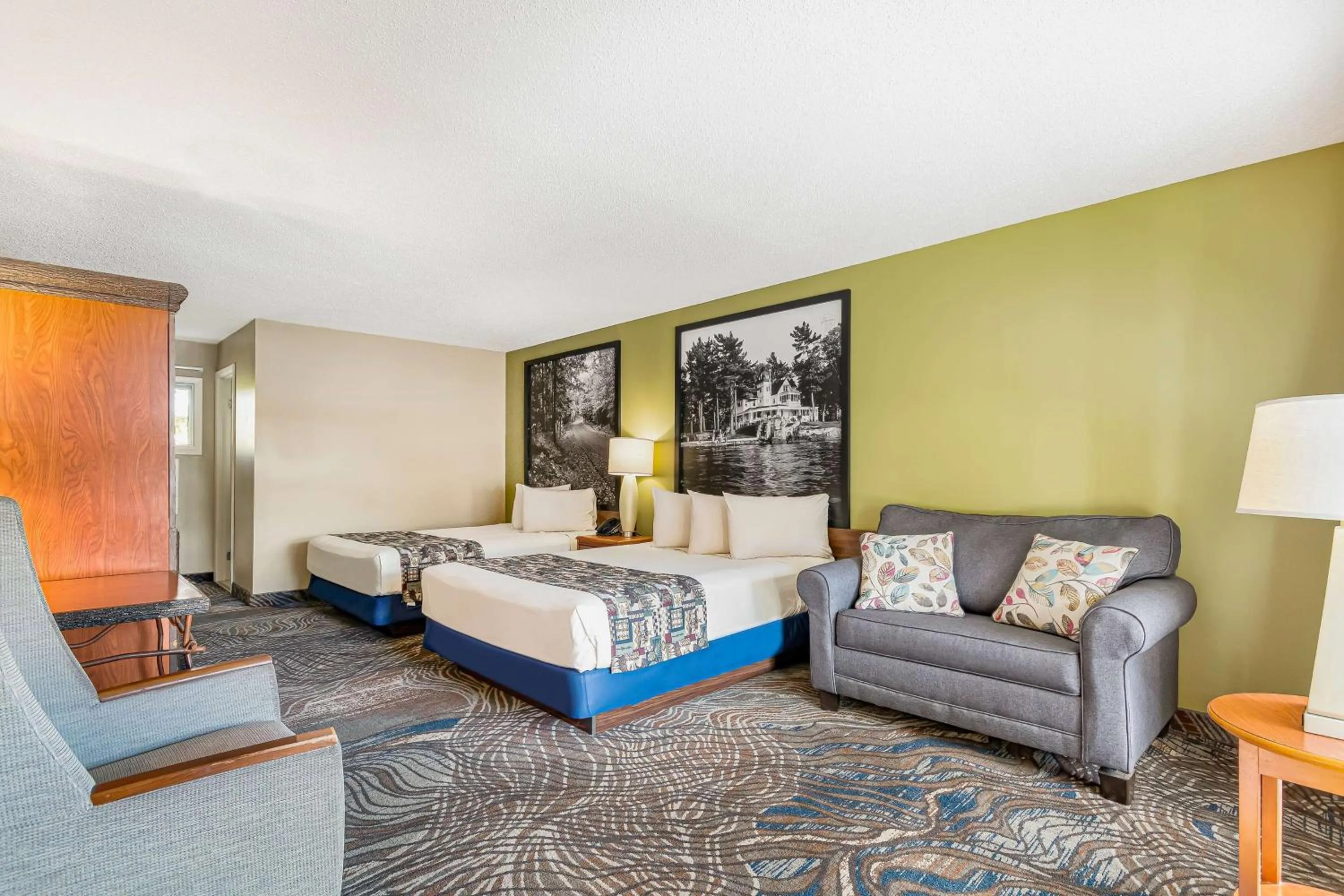 Photo of the whole room, Bed in Super 8 by Wyndham Lake George/Downtown