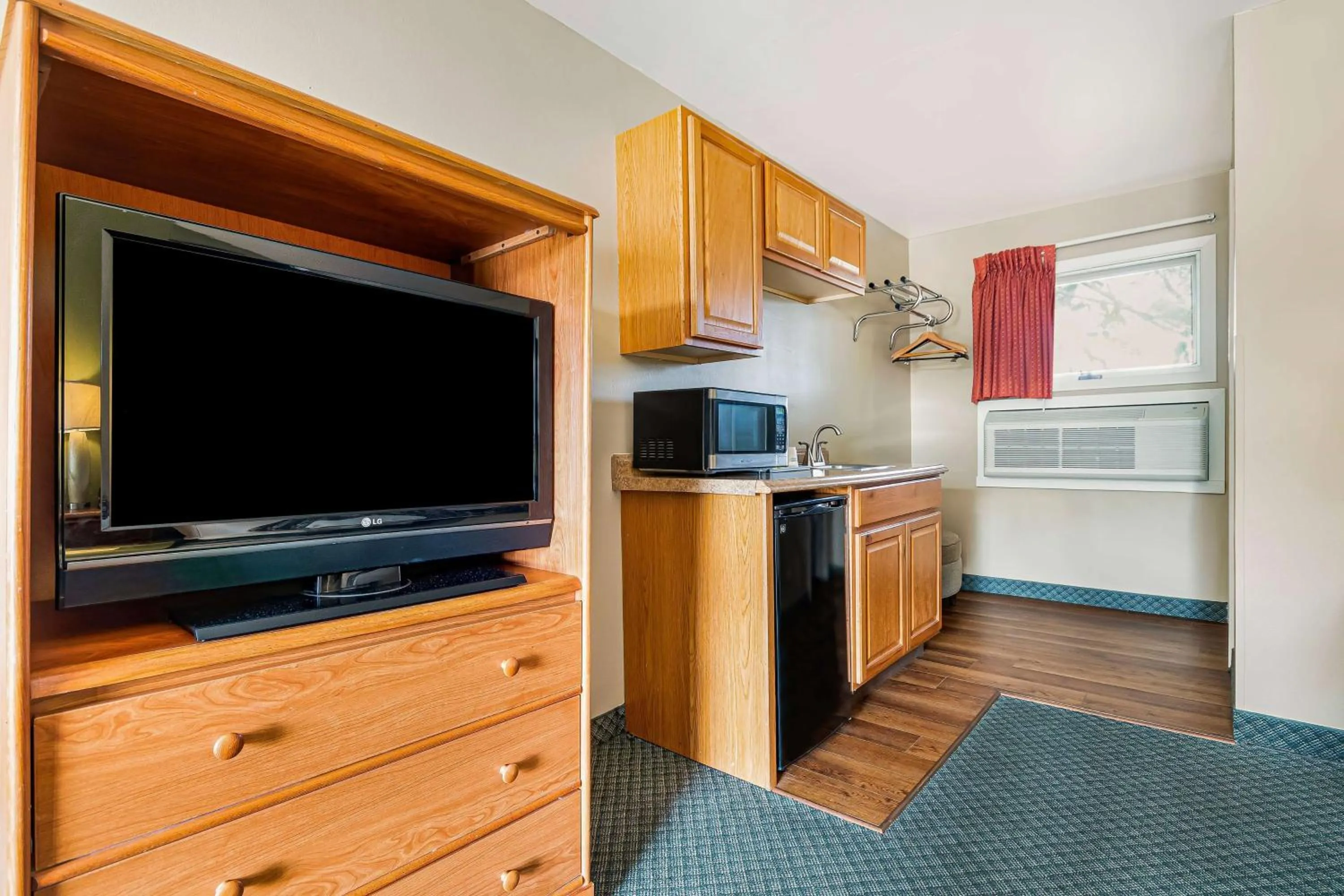 Photo of the whole room in Super 8 by Wyndham Lake George/Downtown