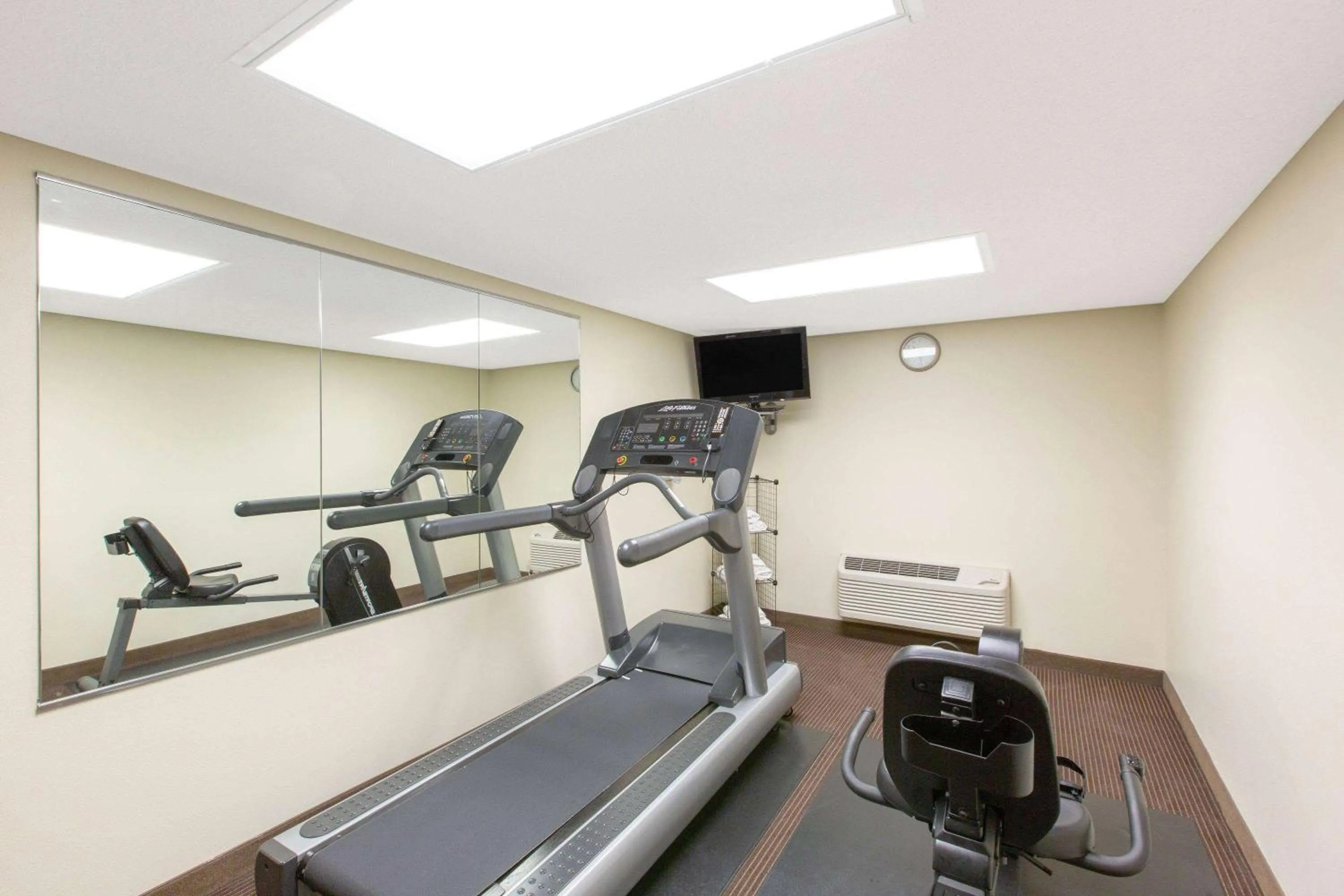 Fitness centre/facilities in AmericInn by Wyndham Ottumwa