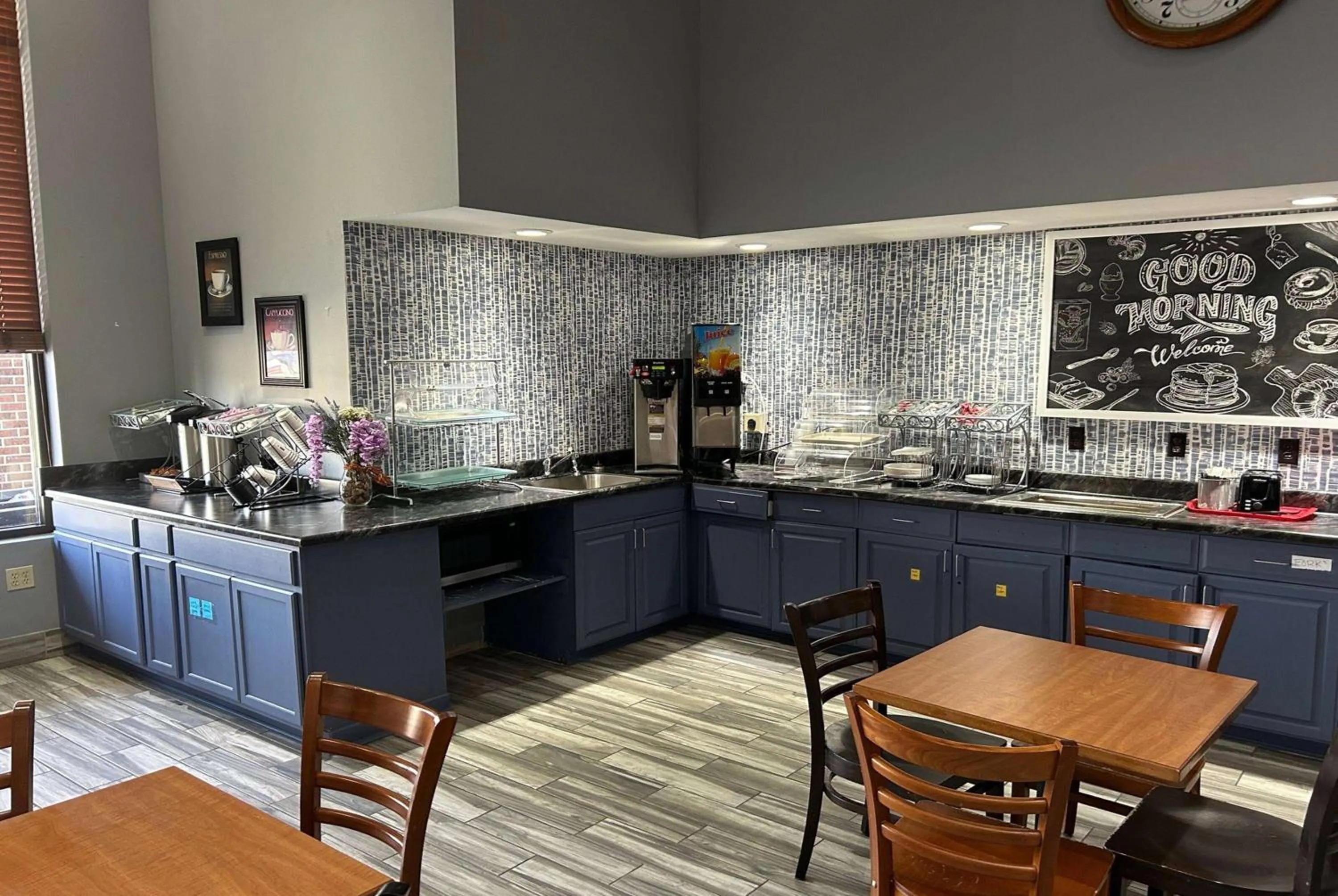 Coffee/tea facilities in AmericInn by Wyndham Ottumwa
