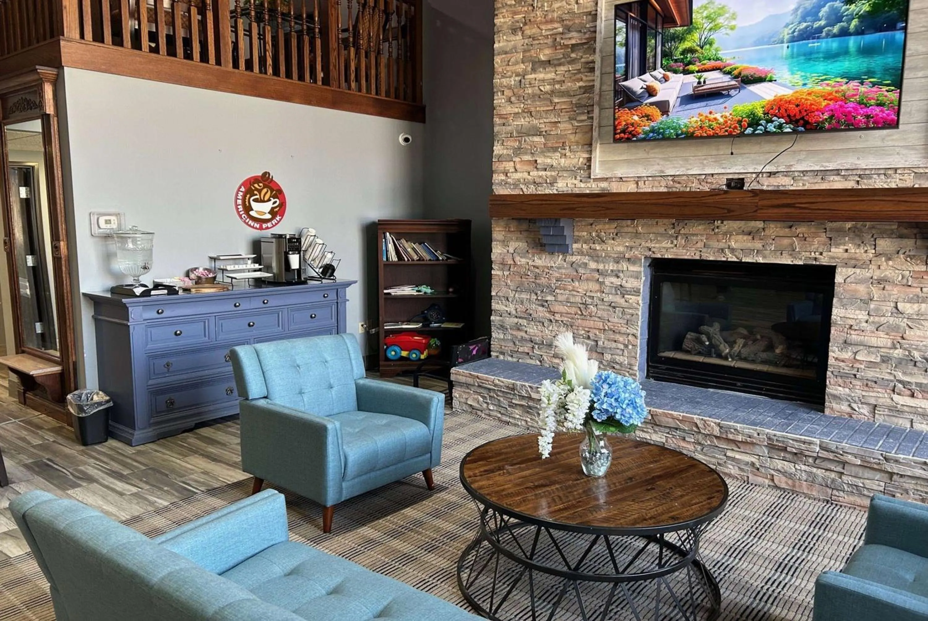 Communal lounge/ TV room in AmericInn by Wyndham Ottumwa
