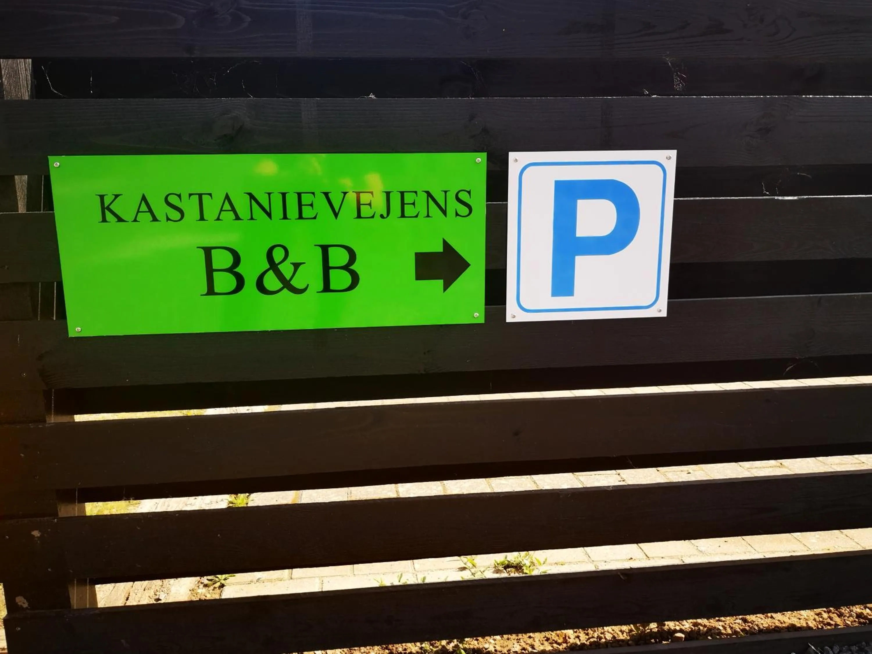 Property logo or sign in Kastanievejens overnatning