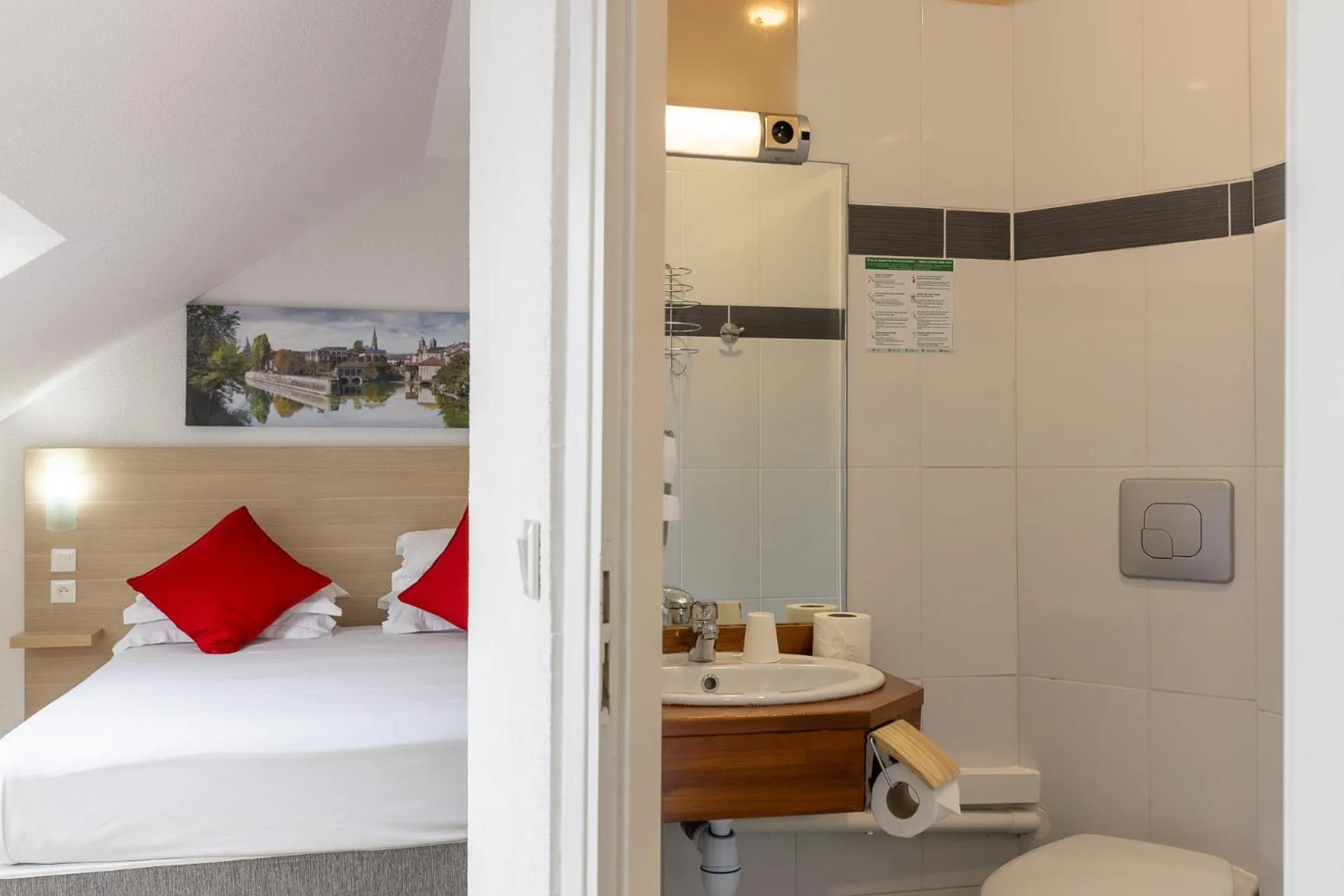 Shower, Bed in HÔTEL ÉDEN - Metz Nord - Woippy - Porte du Luxembourg - A31