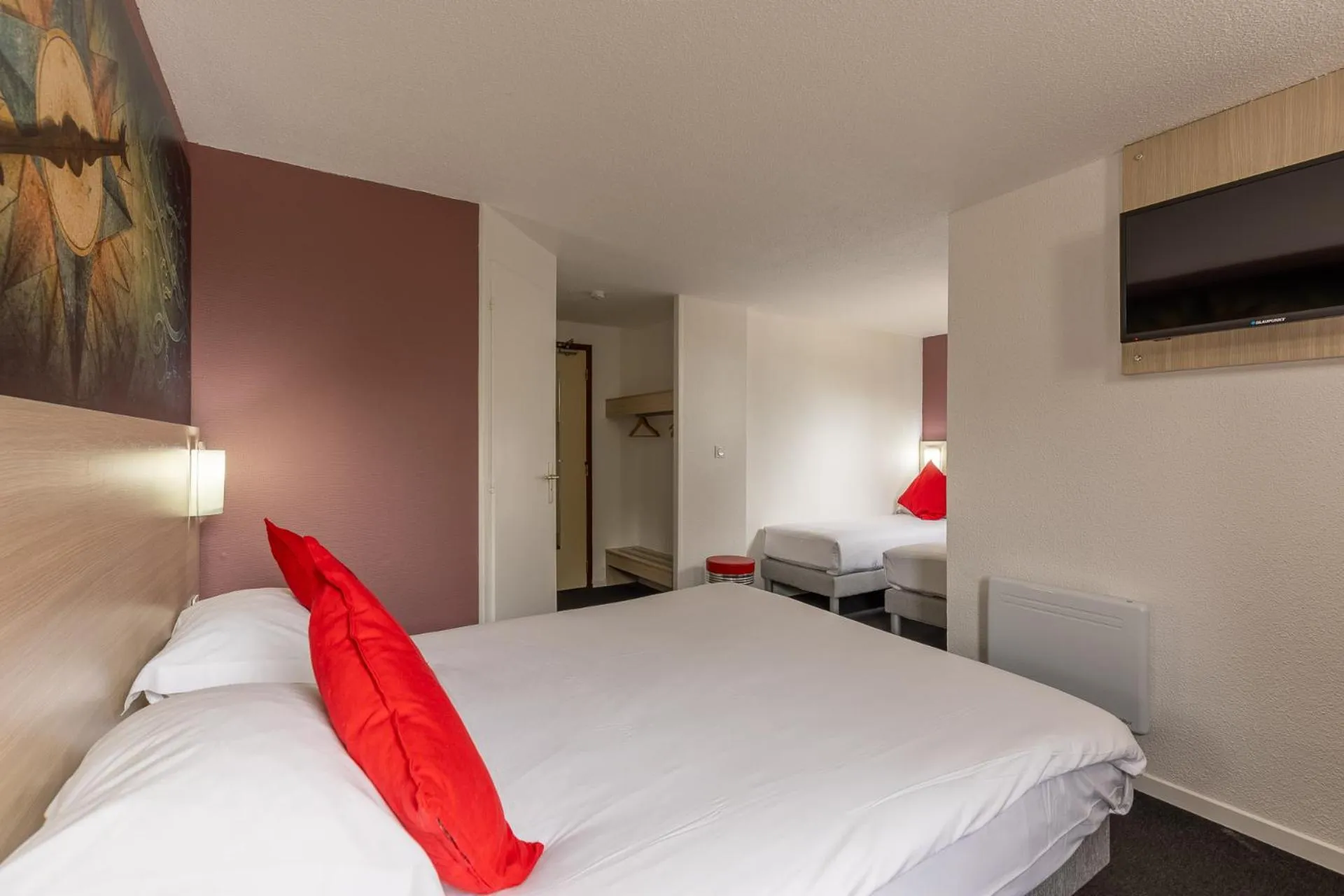 Communal lounge/ TV room, Bed in HÔTEL ÉDEN - Metz Nord - Woippy - Porte du Luxembourg - A31