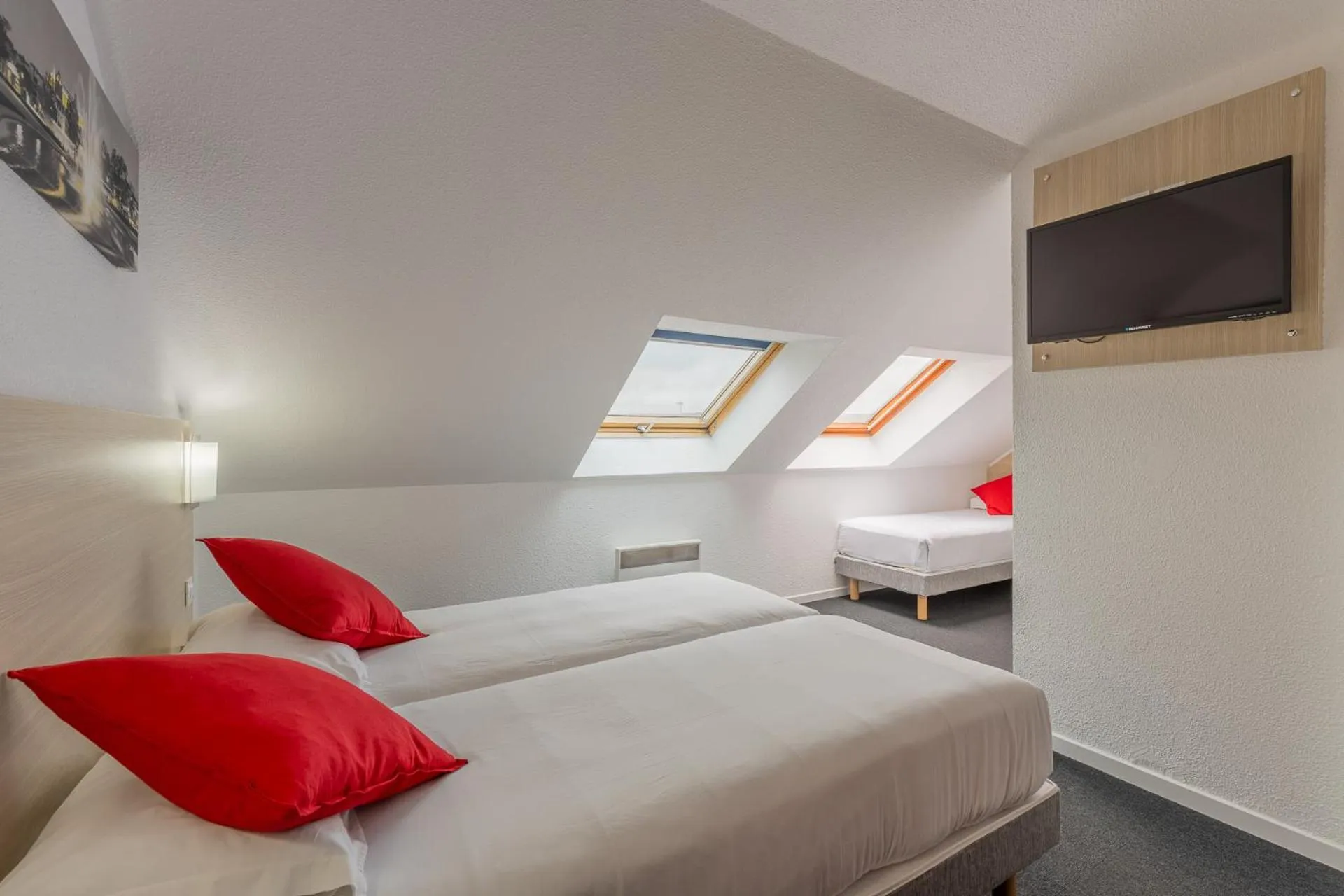 Bedroom, Bed in HÔTEL ÉDEN - Metz Nord - Woippy - Porte du Luxembourg - A31