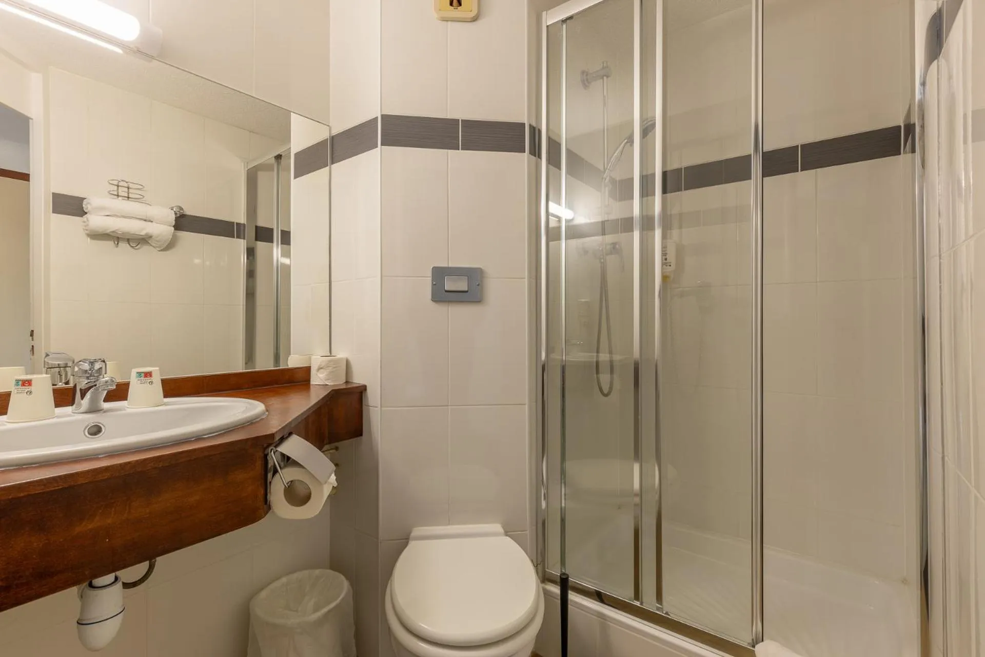Shower in HÔTEL ÉDEN - Metz Nord - Woippy - Porte du Luxembourg - A31
