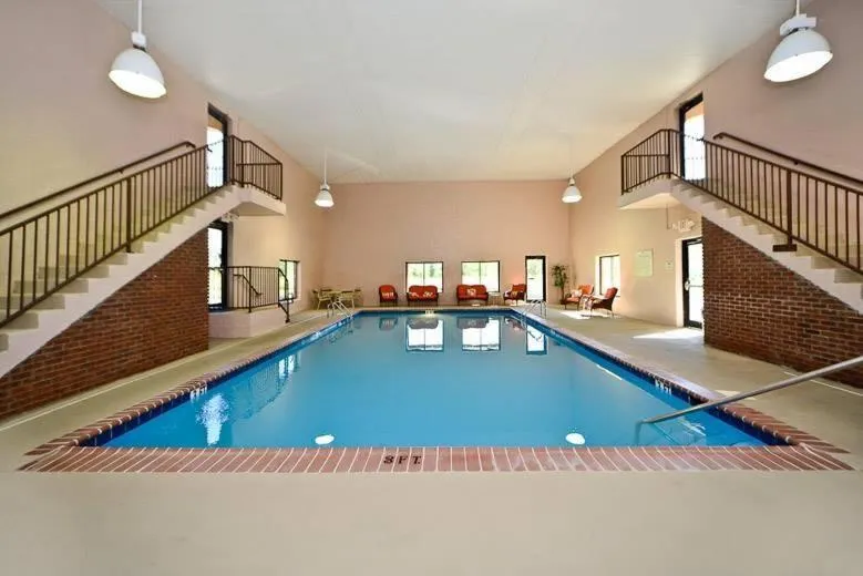 Swimming pool in Manchester Heritage Inn & Suites