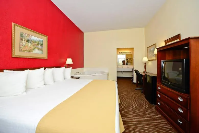 Photo of the whole room in Manchester Heritage Inn & Suites