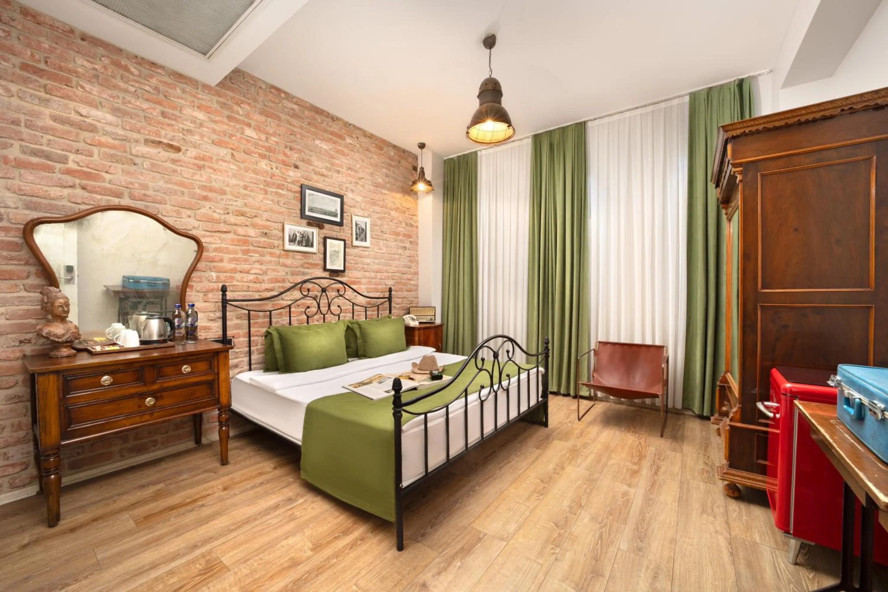 Photo of the whole room, Bed in Hotel Des Arts Galata