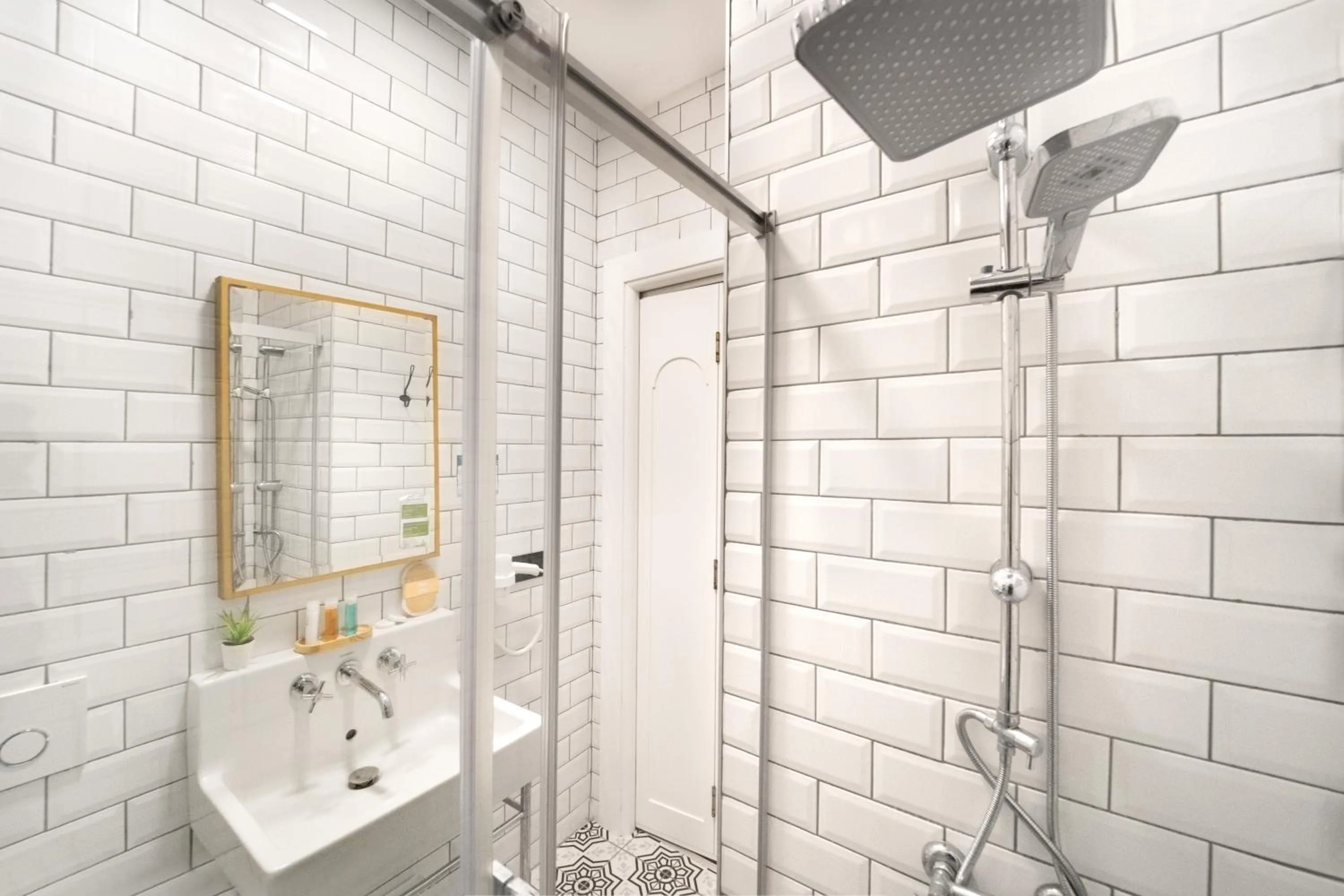 Shower in Hotel Des Arts Galata