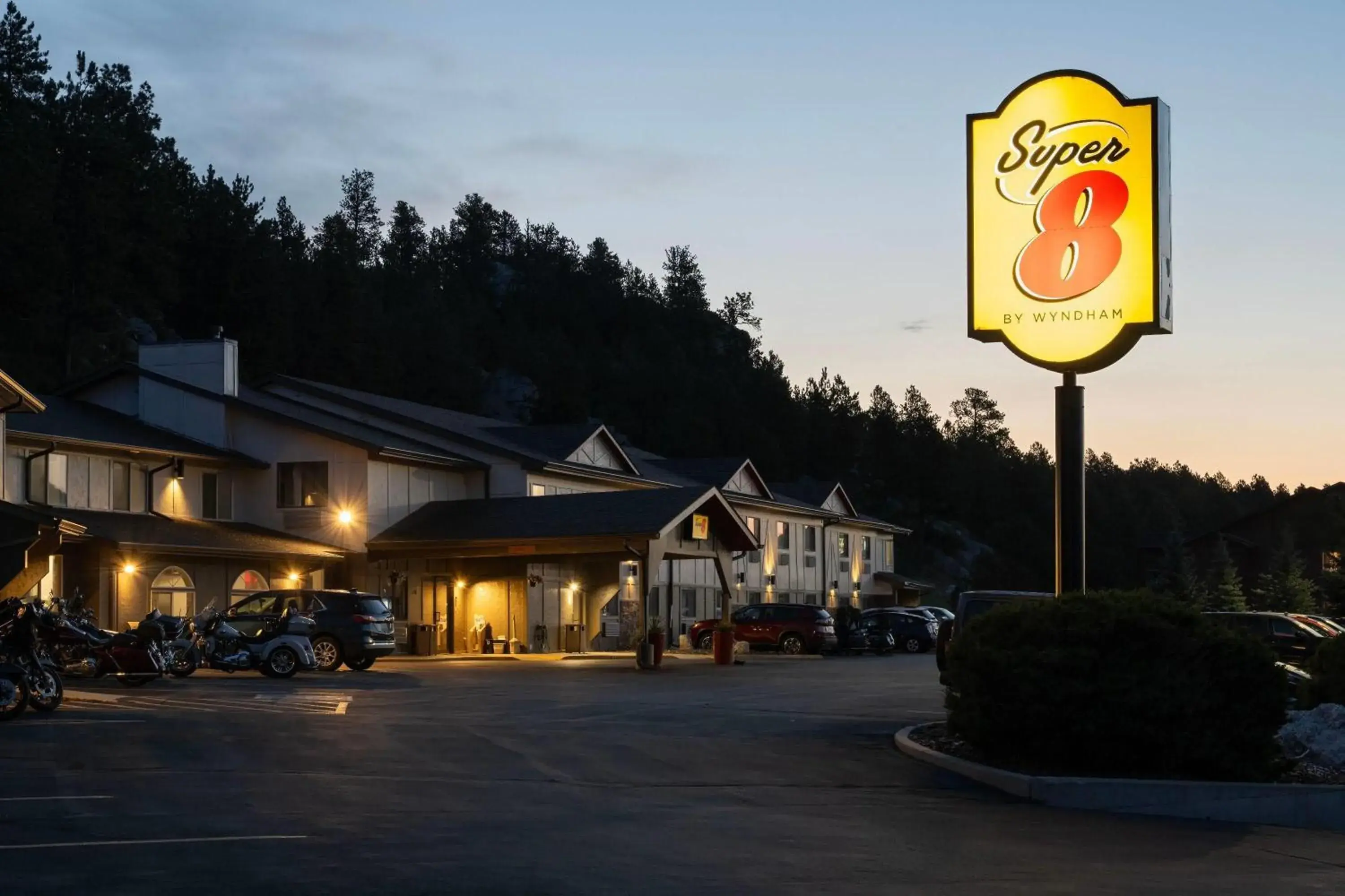 Property building in Super 8 by Wyndham Custer/Crazy Horse Area Property building in Super 8 by Wyndham Custer/Crazy Horse Area