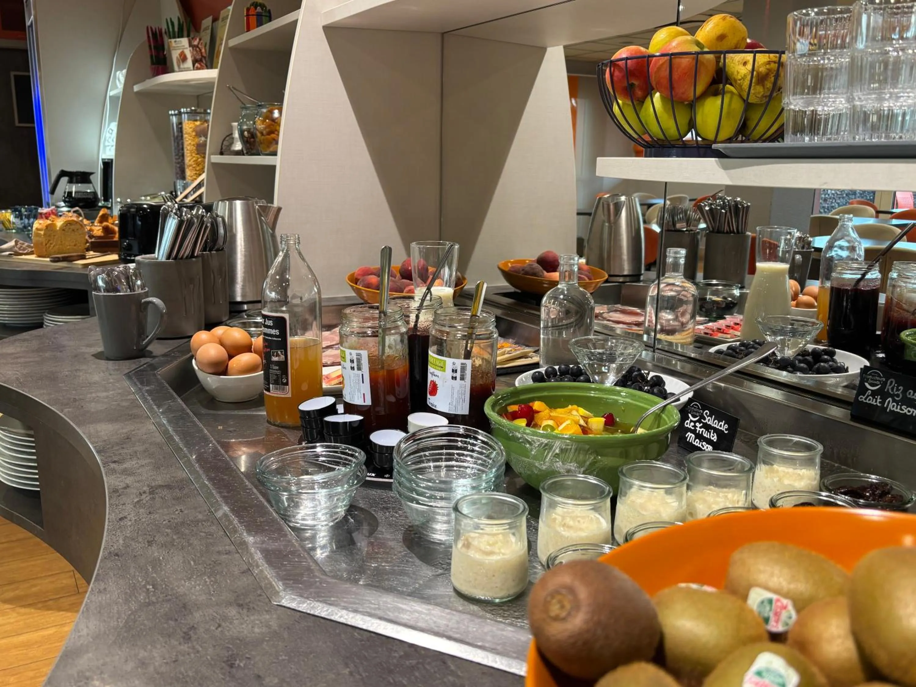 Food and drinks in Brit Hotel Les Evens