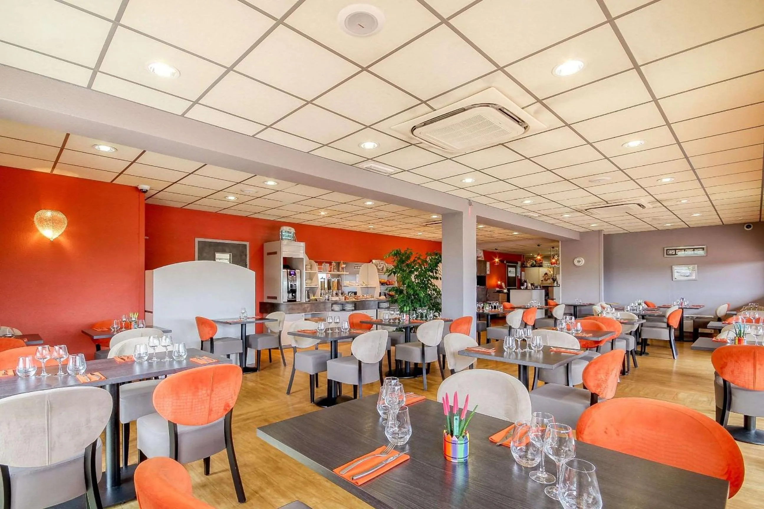 Restaurant/places to eat in Brit Hotel Les Evens