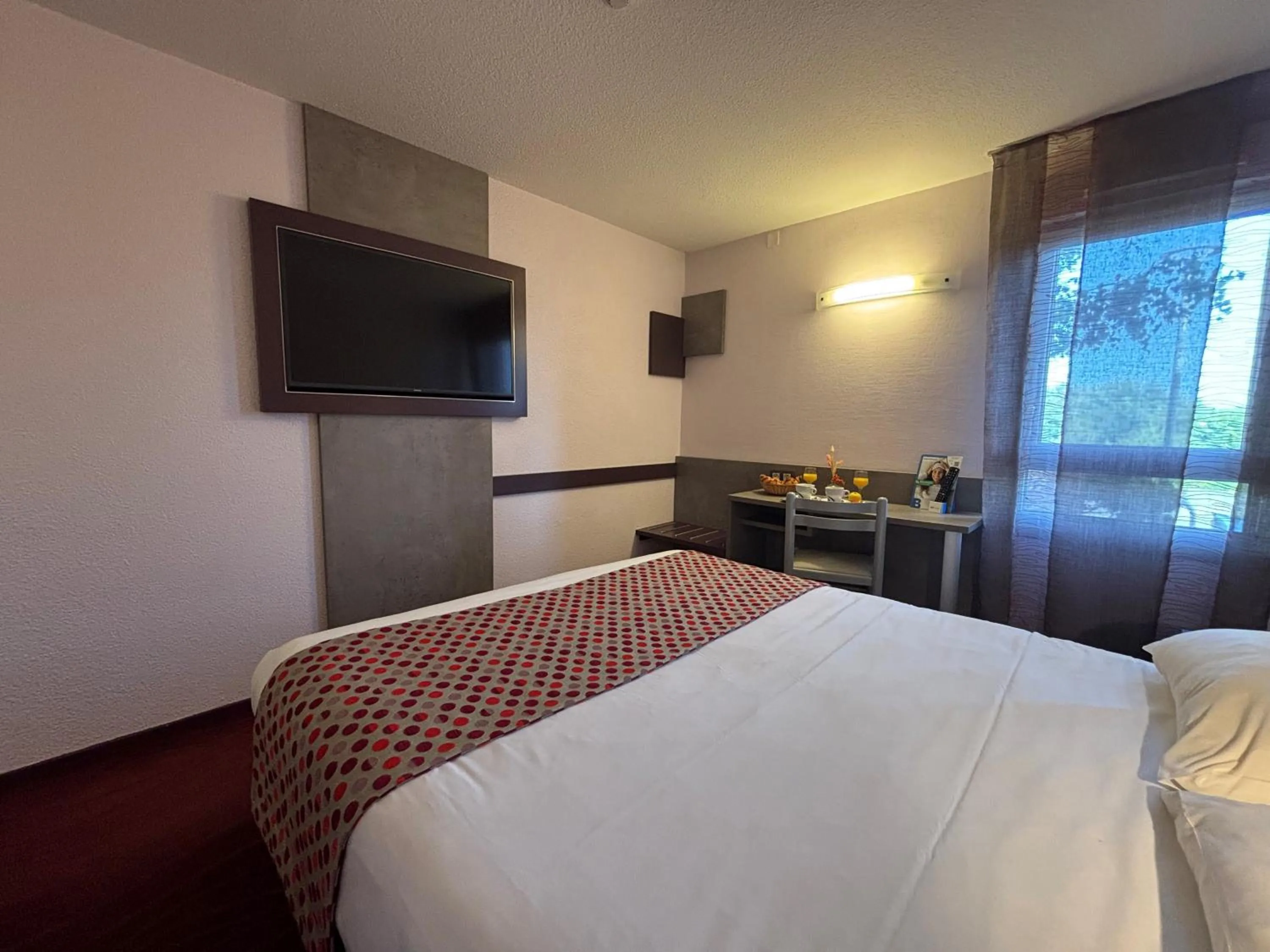 Bedroom, Bed in Brit Hotel Les Evens