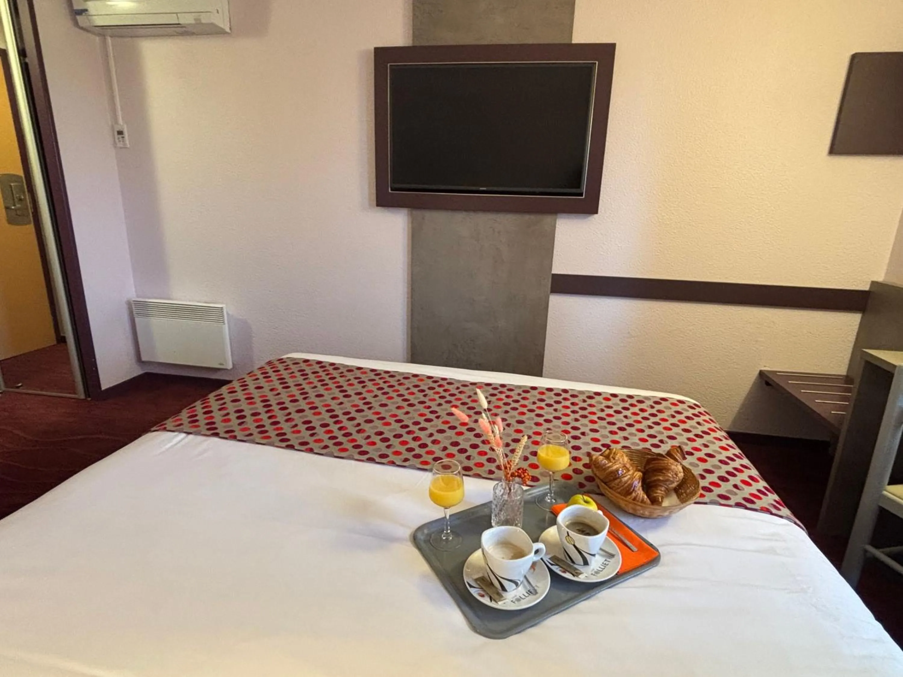 Bed in Brit Hotel Les Evens