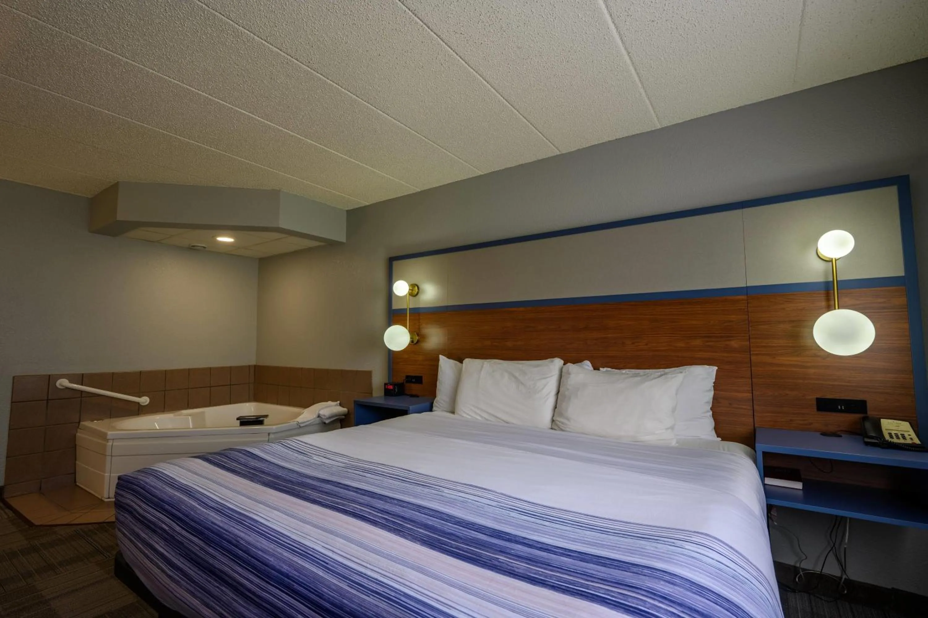 Photo of the whole room, Bed in AmericInn by Wyndham Monroe