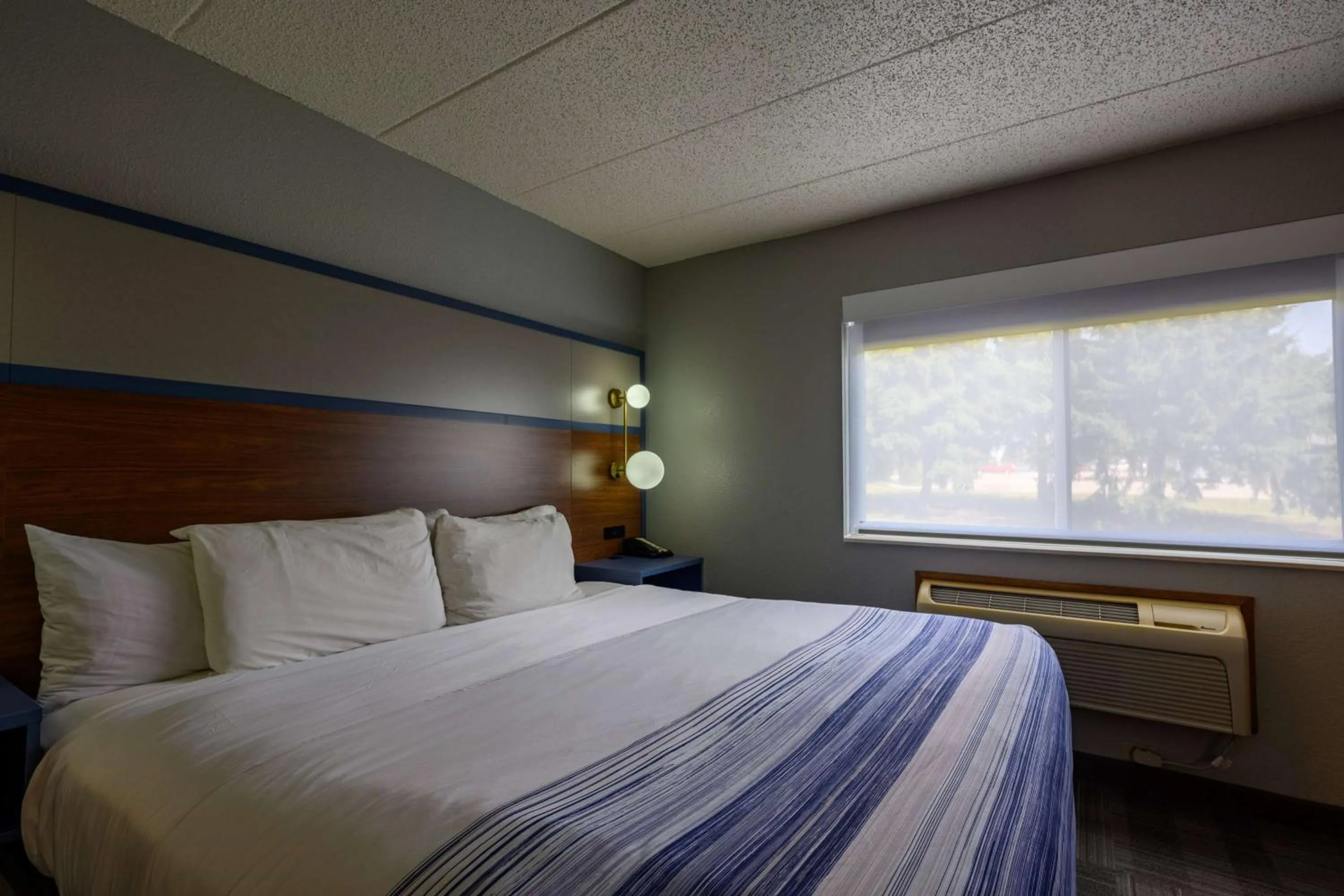 Photo of the whole room, Bed in AmericInn by Wyndham Monroe