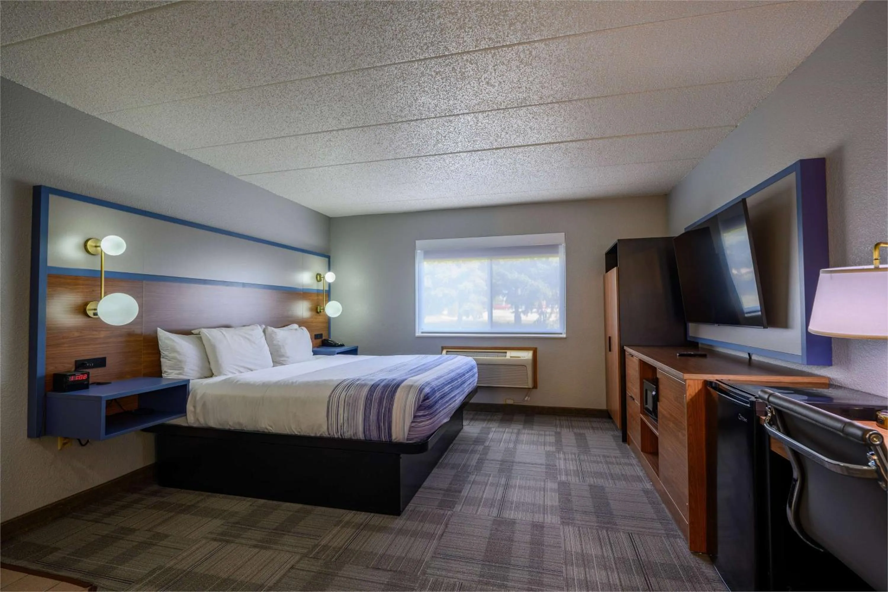 Photo of the whole room, Bed in AmericInn by Wyndham Monroe