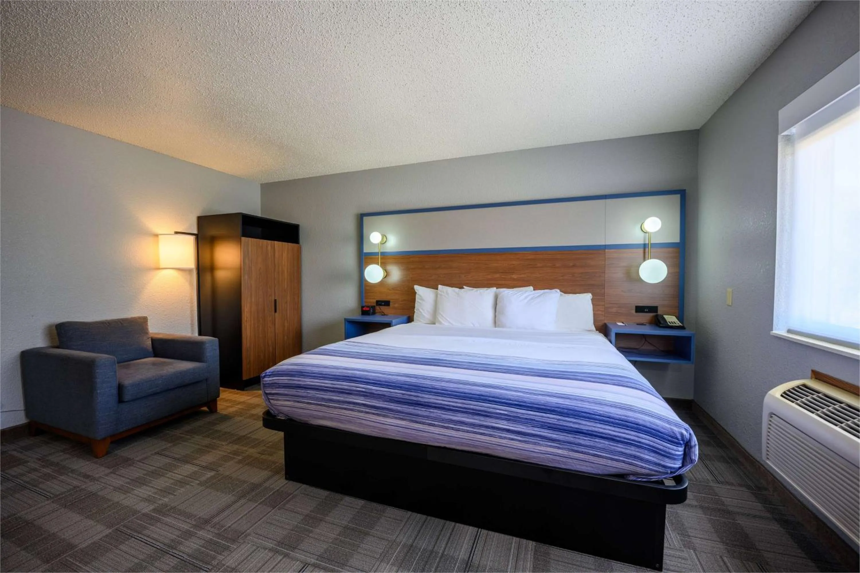 Photo of the whole room, Bed in AmericInn by Wyndham Monroe
