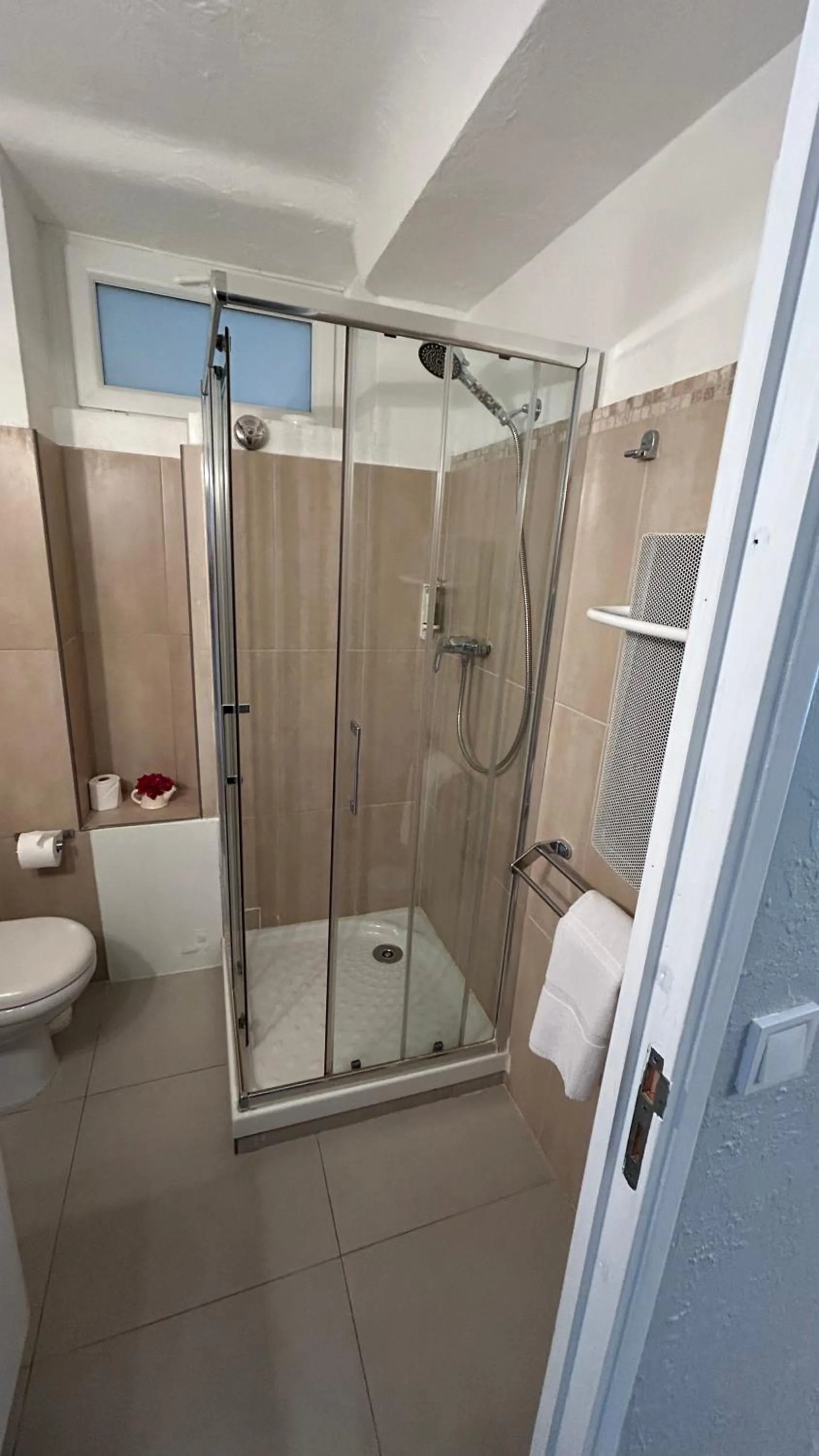 Shower in Hotel Miramar- Cap d'Antibes - La Garoupe plage