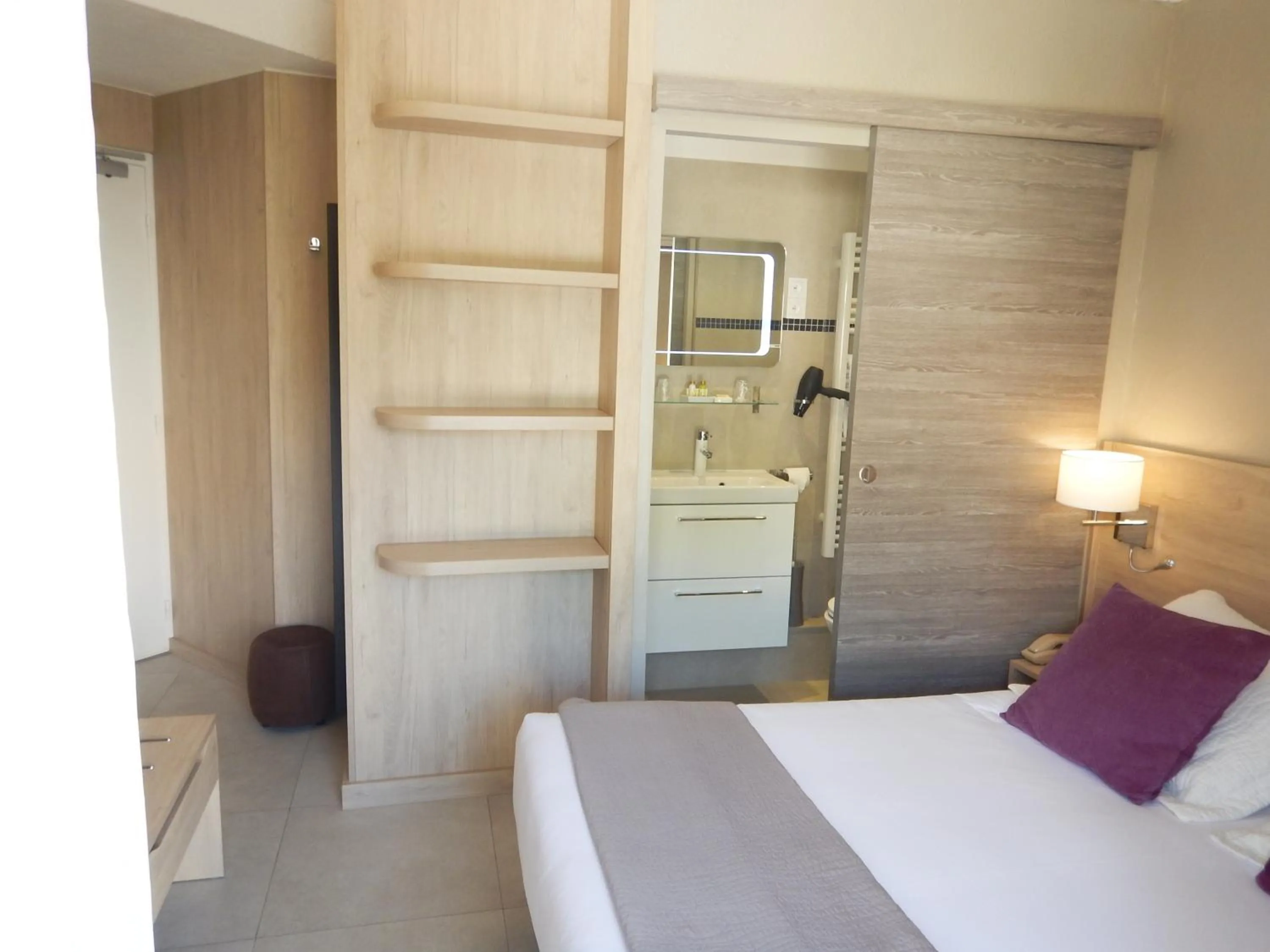 Property building, Bed in Hotel Miramar- Cap d'Antibes - La Garoupe plage