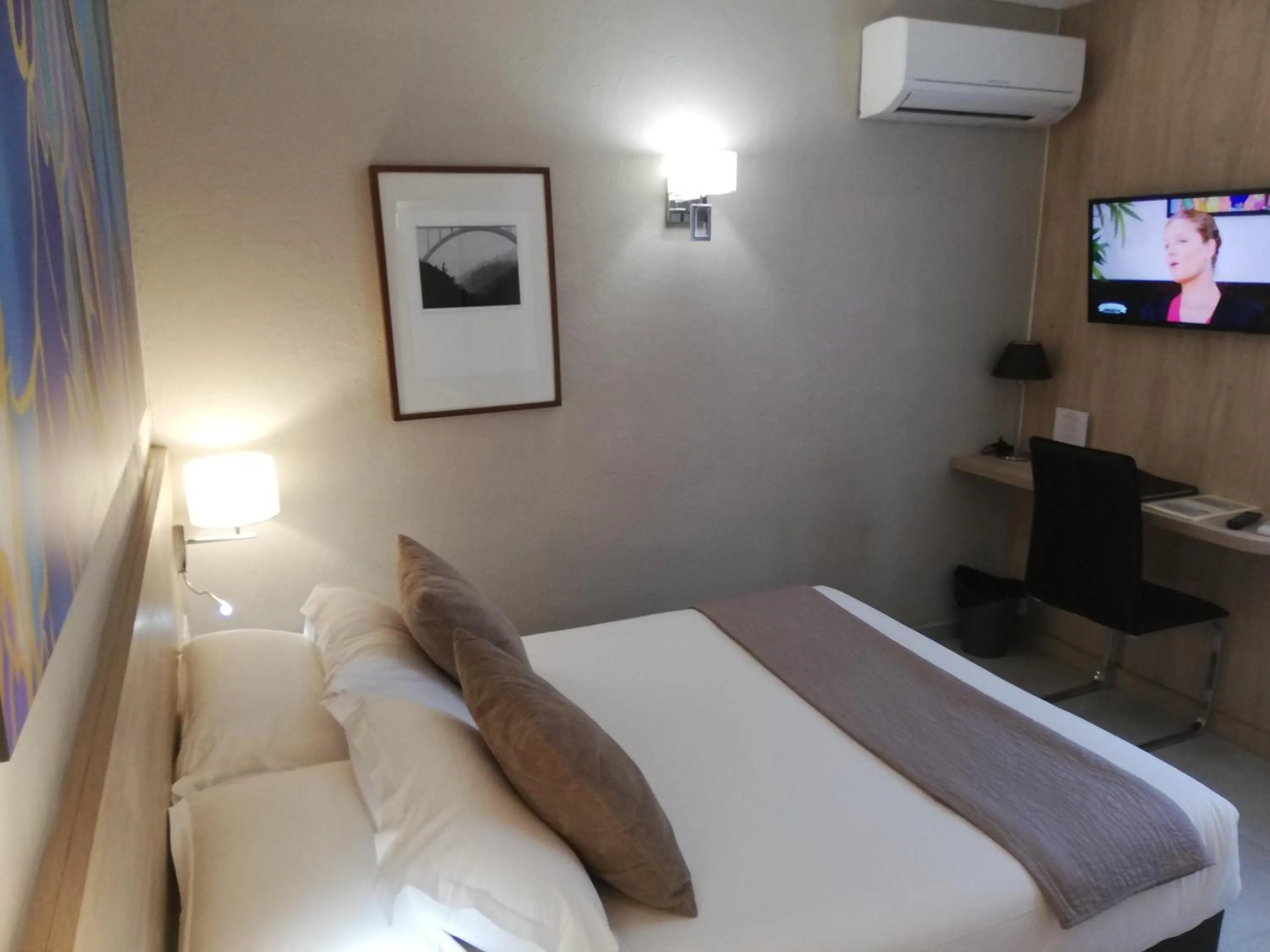 Patio, Bed in Hotel Miramar- Cap d'Antibes - La Garoupe plage