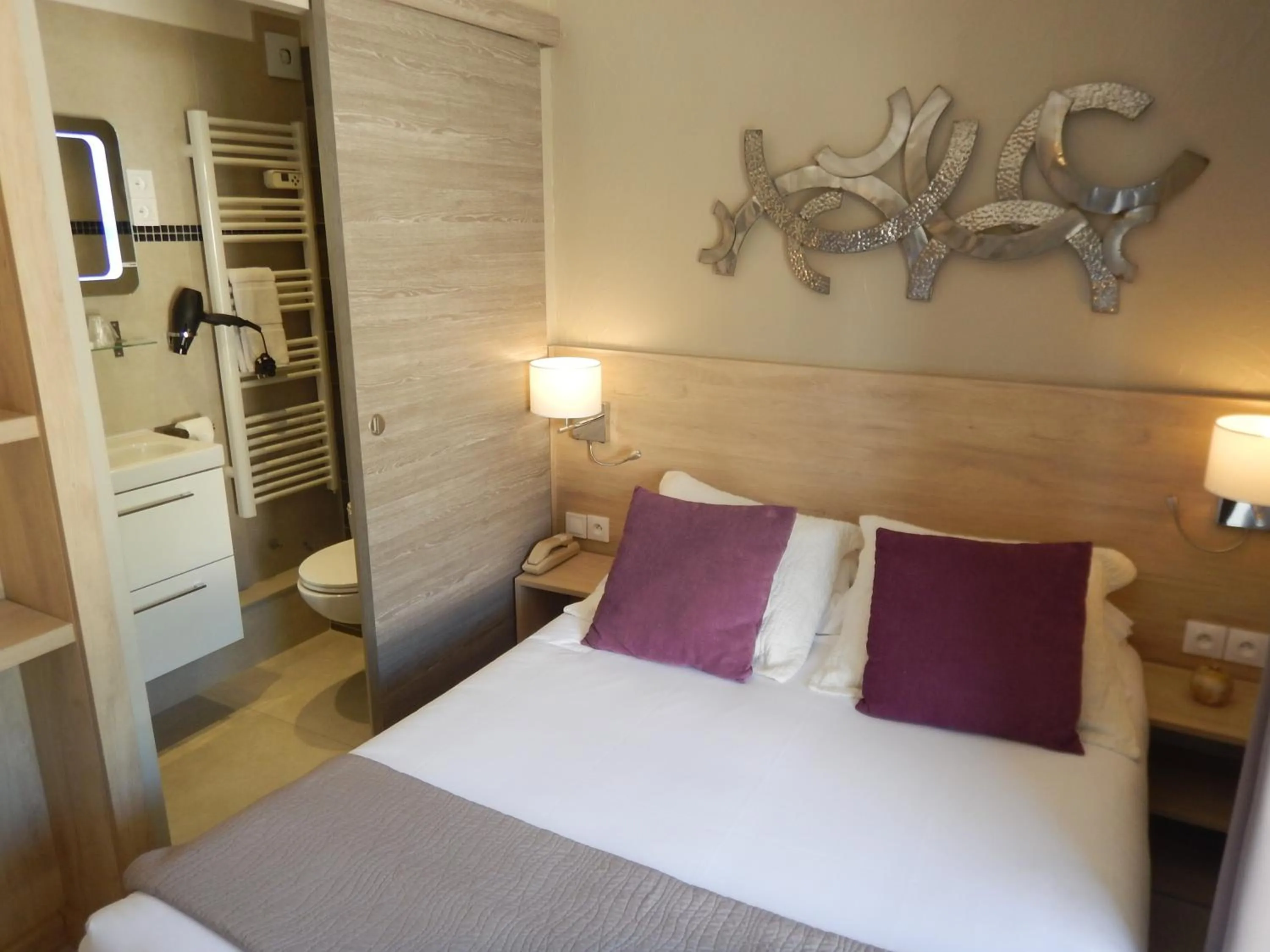 Property building, Bed in Hotel Miramar- Cap d'Antibes - La Garoupe plage