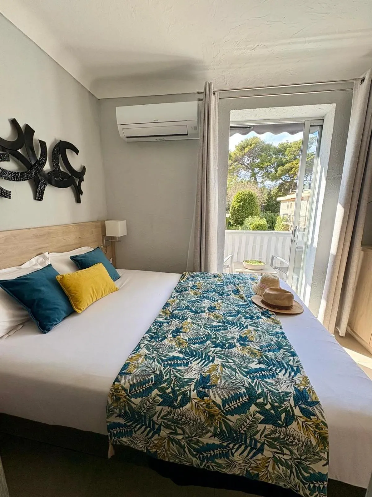 Bed in Hotel Miramar- Cap d'Antibes - La Garoupe plage