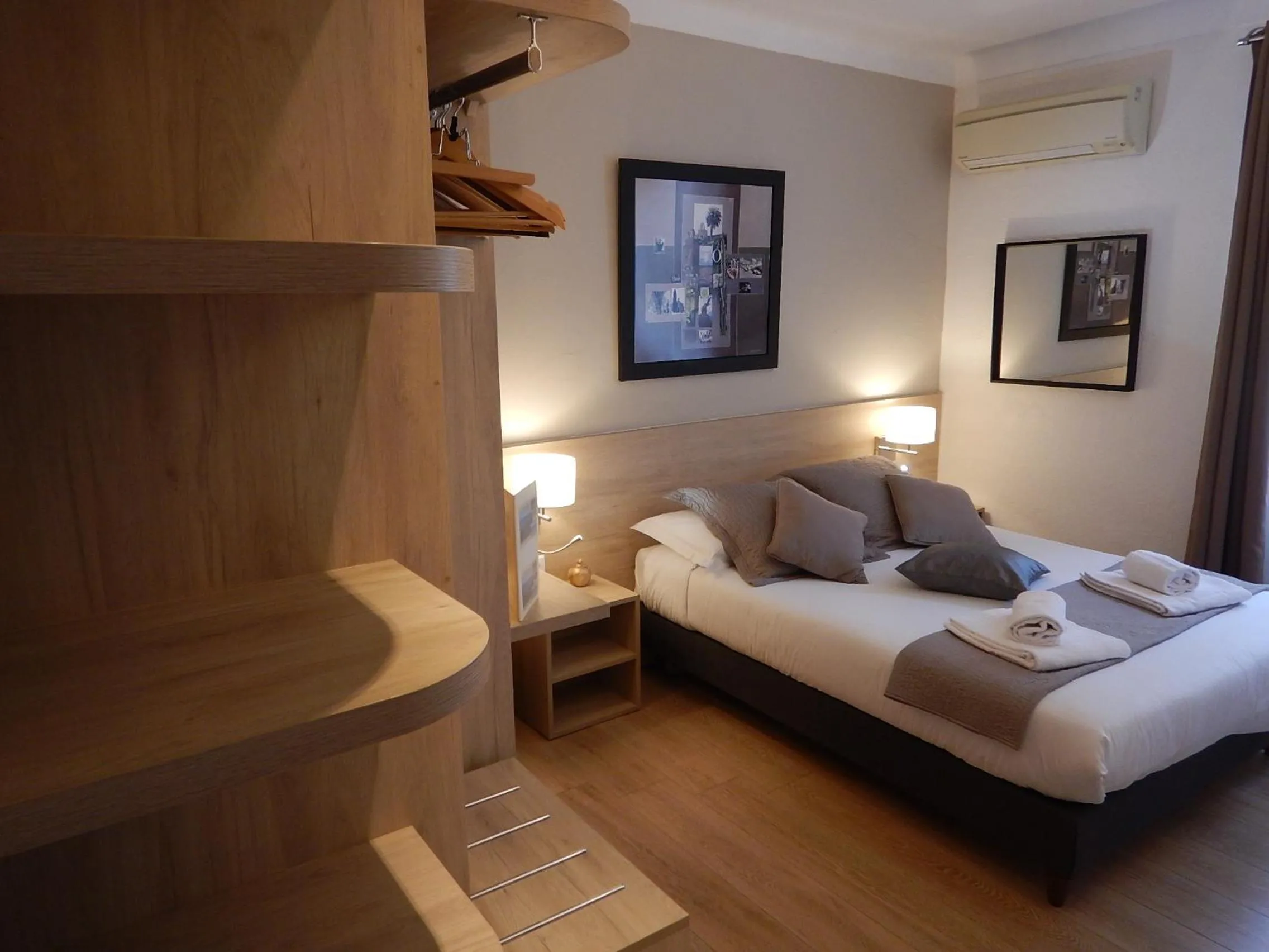 Shower, Bed in Hotel Miramar- Cap d'Antibes - La Garoupe plage