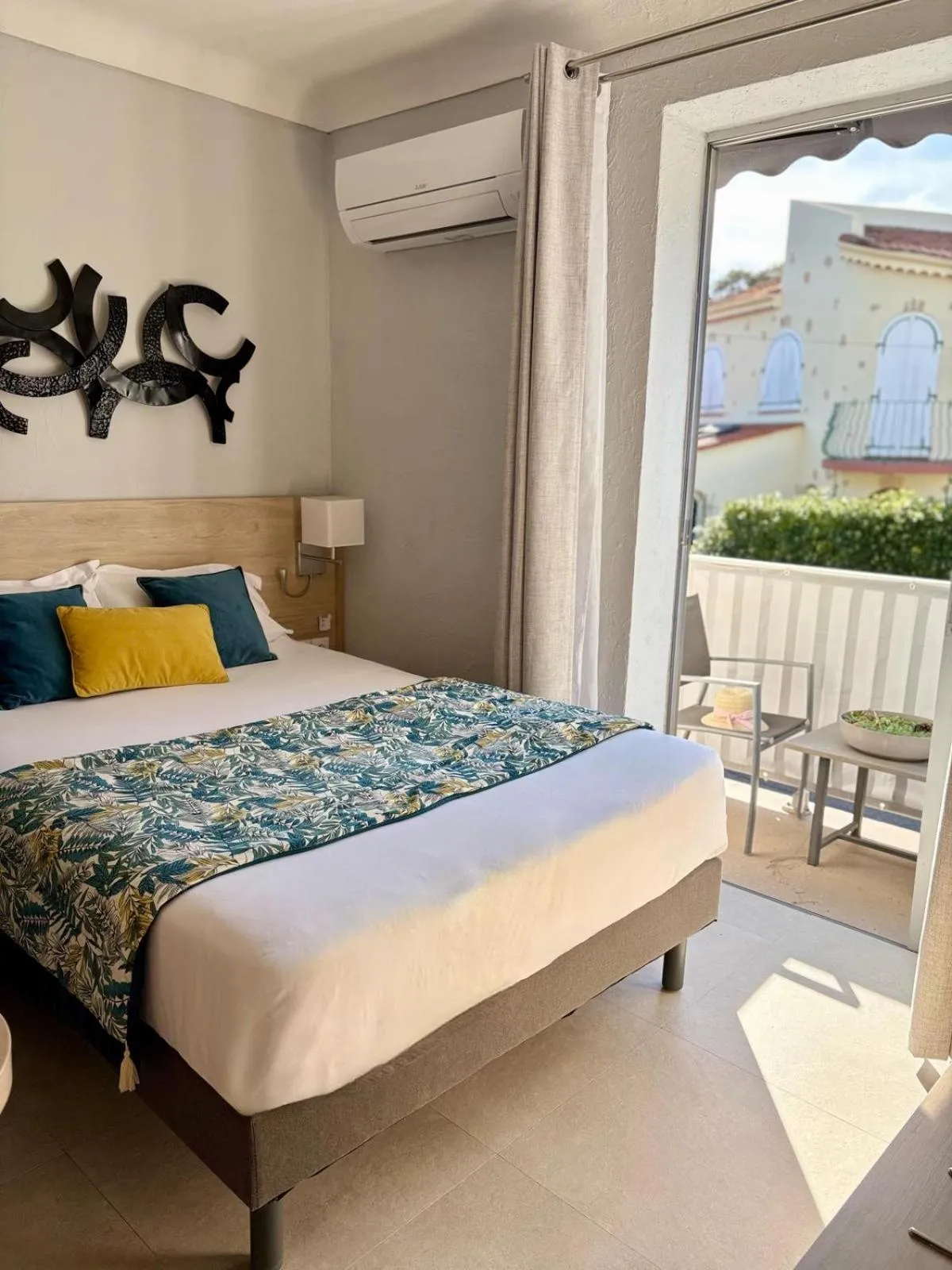 Bed in Hotel Miramar- Cap d'Antibes - La Garoupe plage