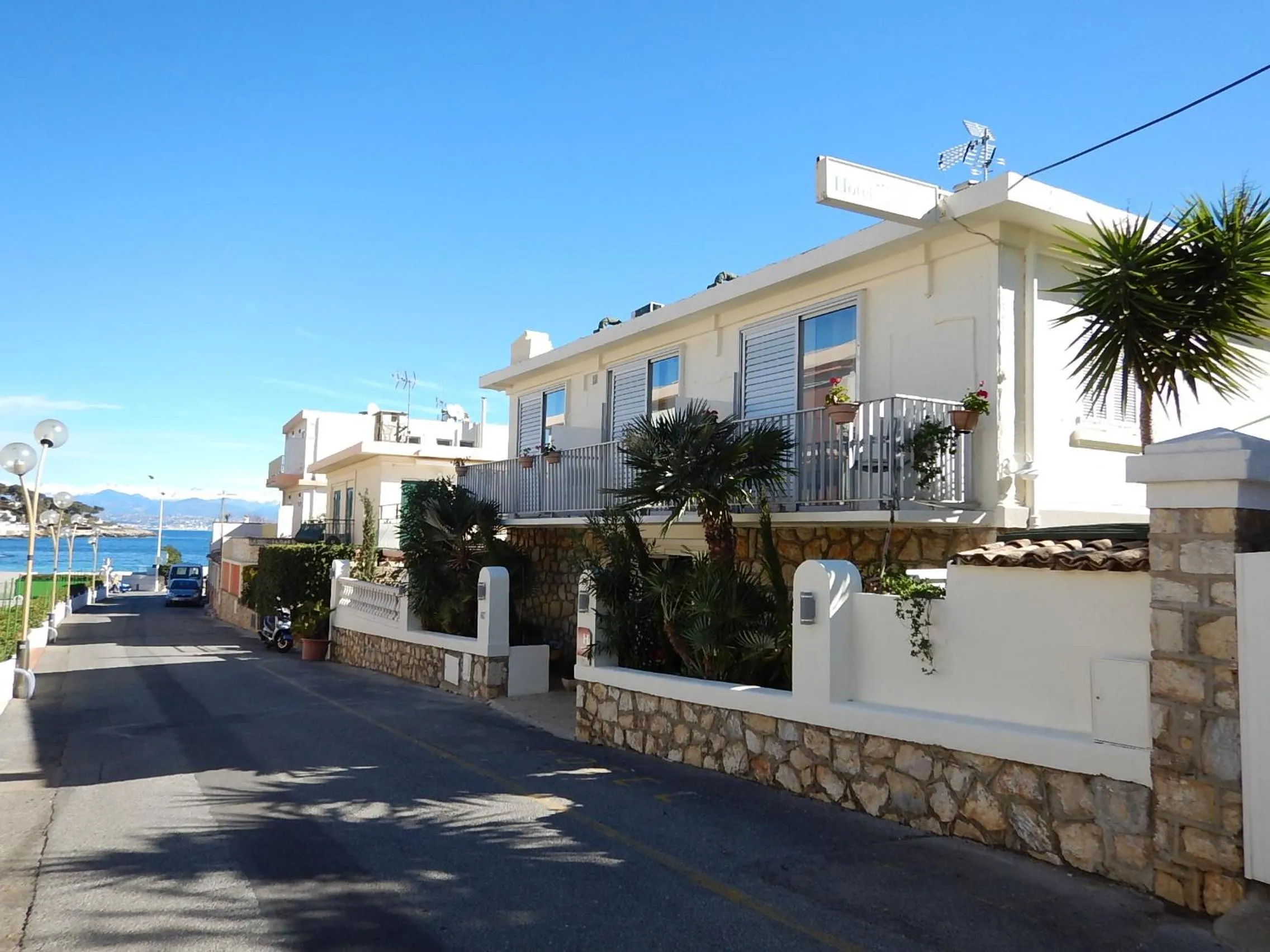 Property building in Hotel Miramar- Cap d'Antibes - La Garoupe plage