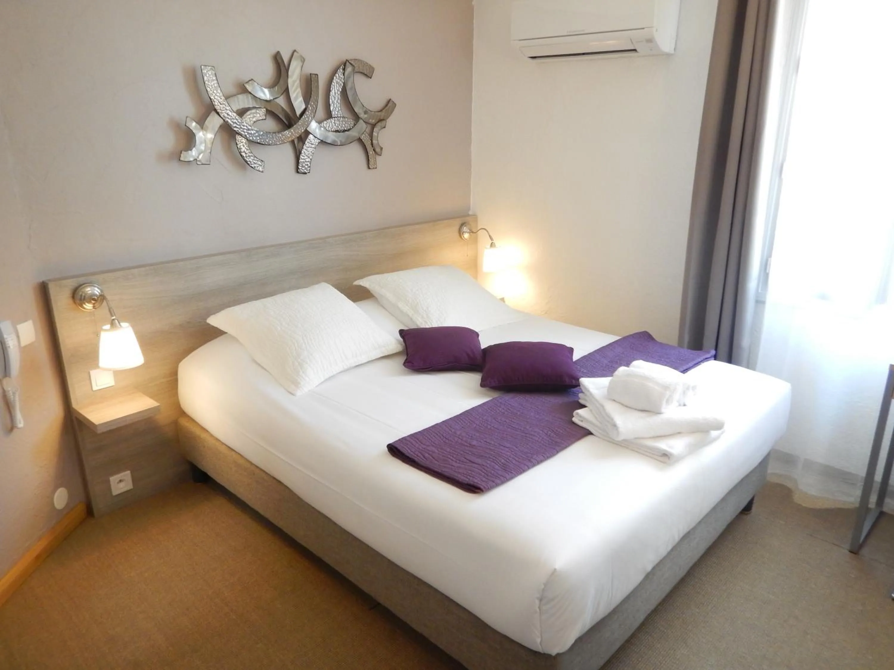 View (from property/room), Bed in Hotel Miramar- Cap d'Antibes - La Garoupe plage